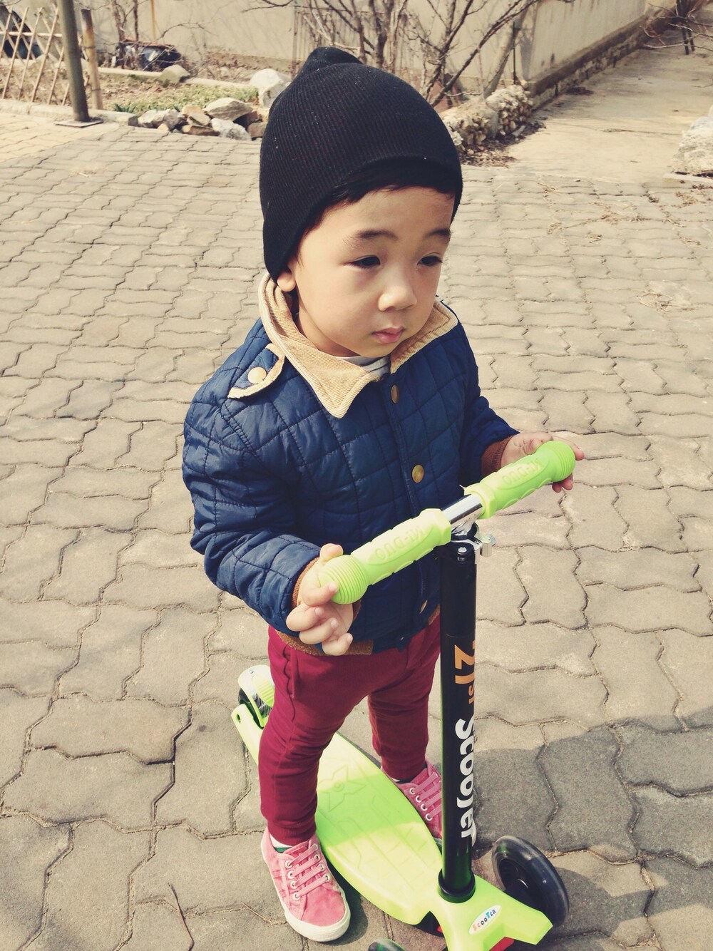 ブルー系のマウンテンパーカー、レッド系のチノパンツを着用したキッズの春コーディネートの1枚目の写真