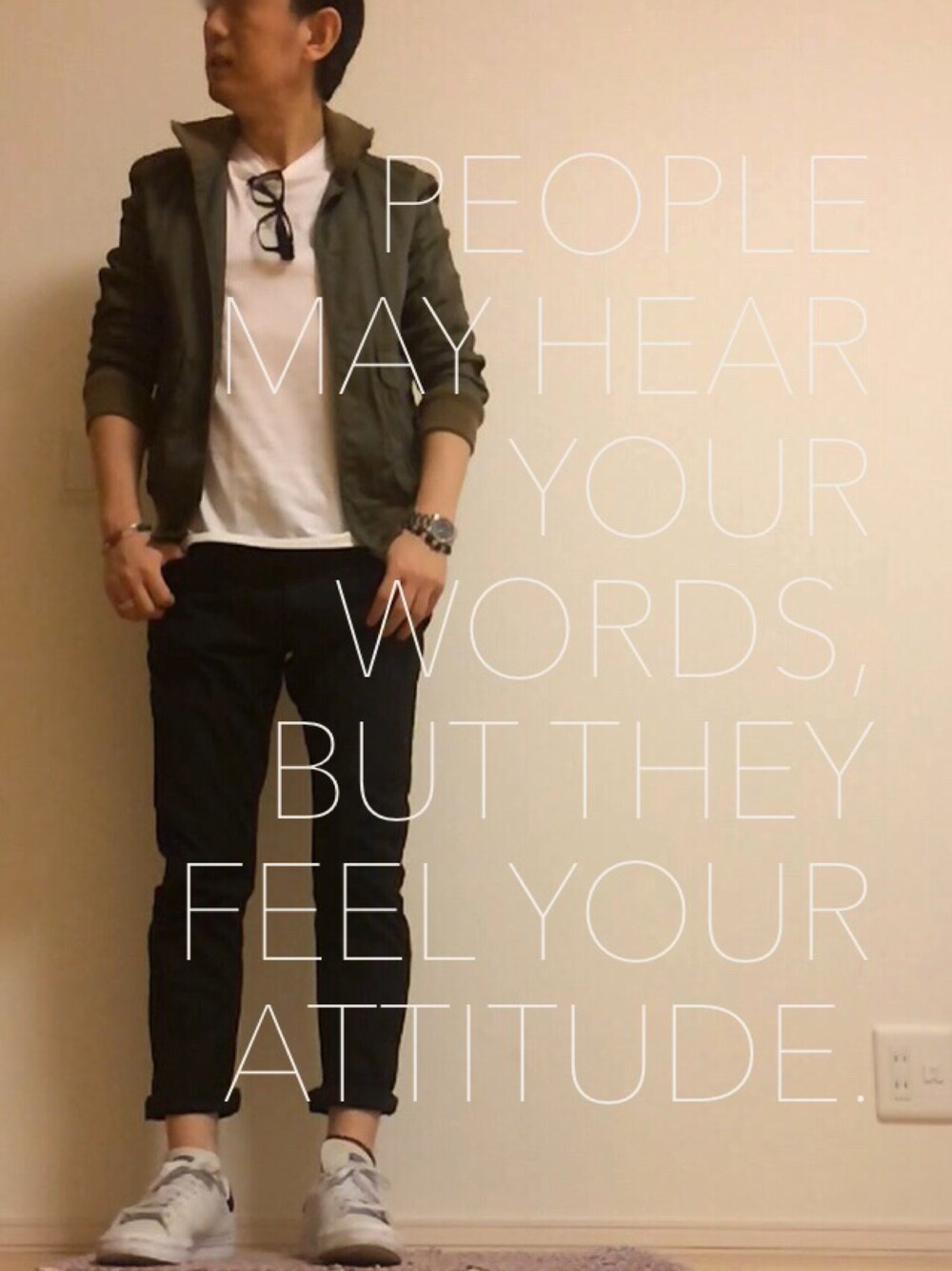 ホワイト系のスニーカー、ホワイト系のTシャツ/カットソー、グリーン系のブルゾンを着用したメンズの秋コーディネートの1枚目の写真