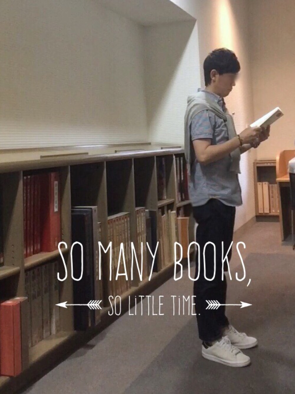 ホワイト系のスニーカー、ブルー系のシャツ/ブラウス、グレー系のニット/セーターを着用したメンズの秋コーディネートの1枚目の写真