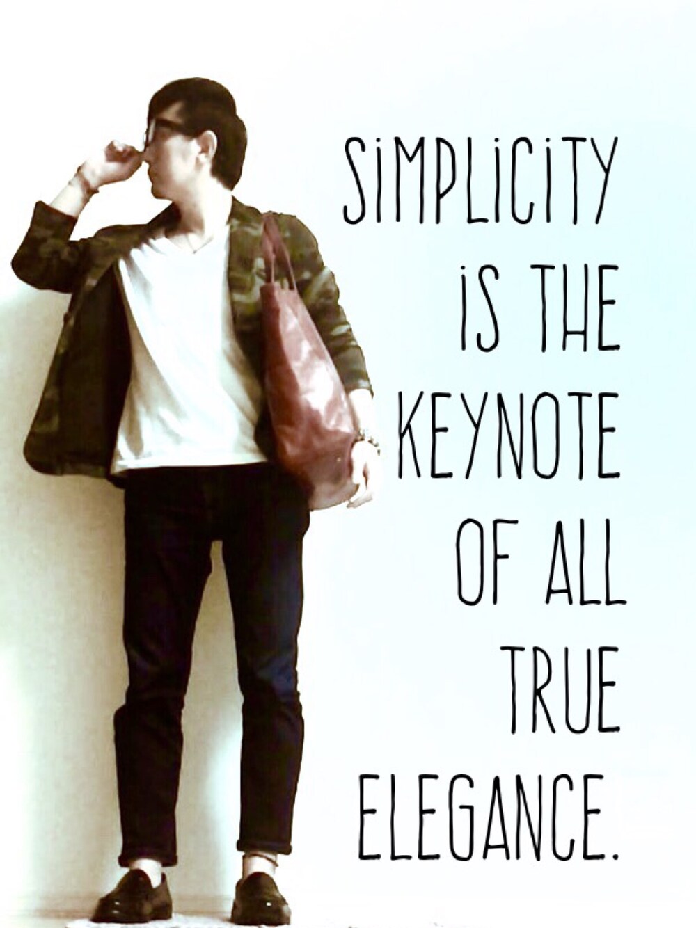 ブラック系のモカシン/デッキシューズ、レッド系のトートバッグ、ホワイト系のTシャツ/カットソーを着用したメンズの秋コーディネートの1枚目の写真