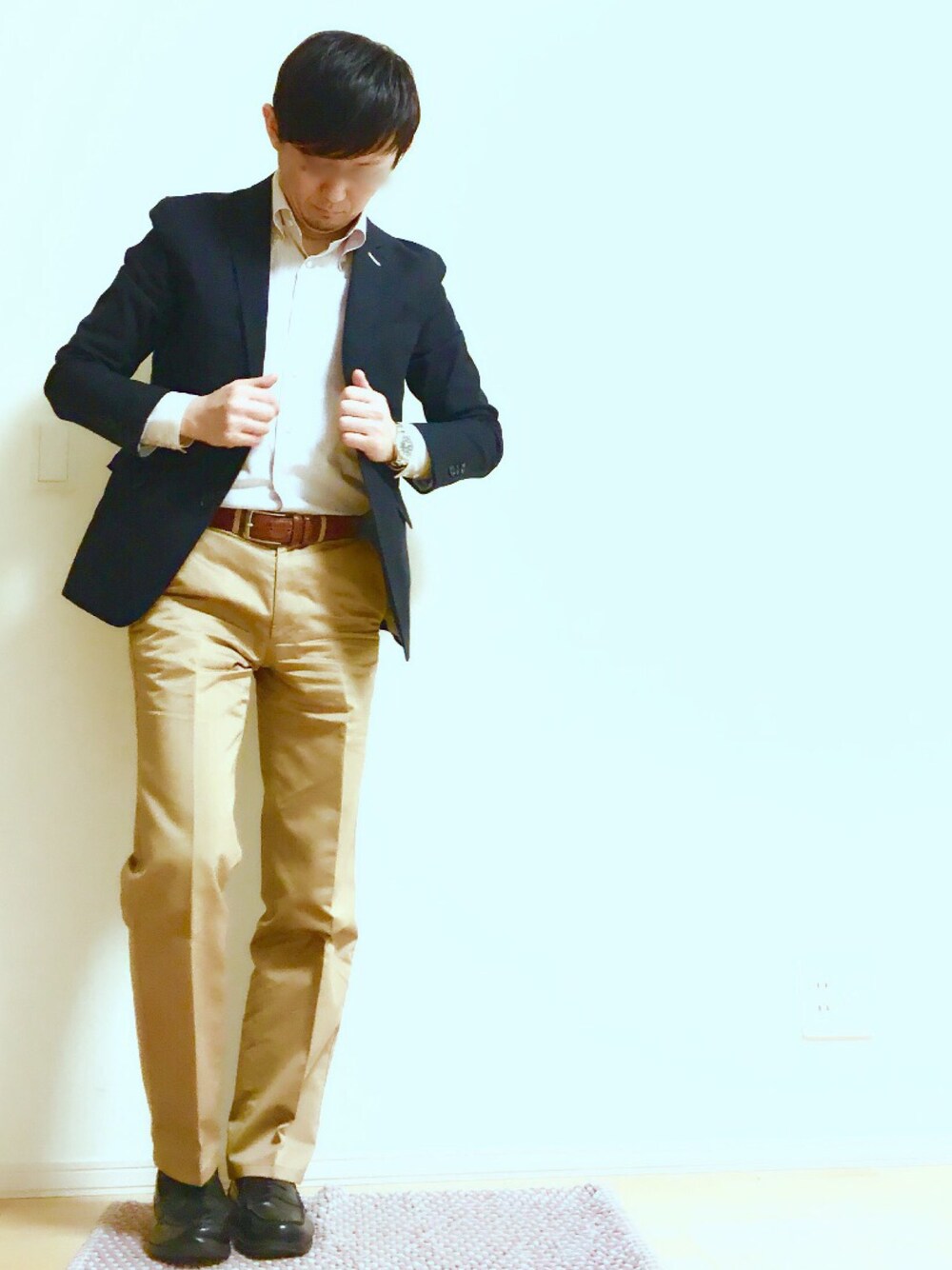 ブラック系のモカシン/デッキシューズ、ベージュ系のその他パンツ、ブルー系のテーラードジャケットを着用したメンズの秋コーディネートの1枚目の写真