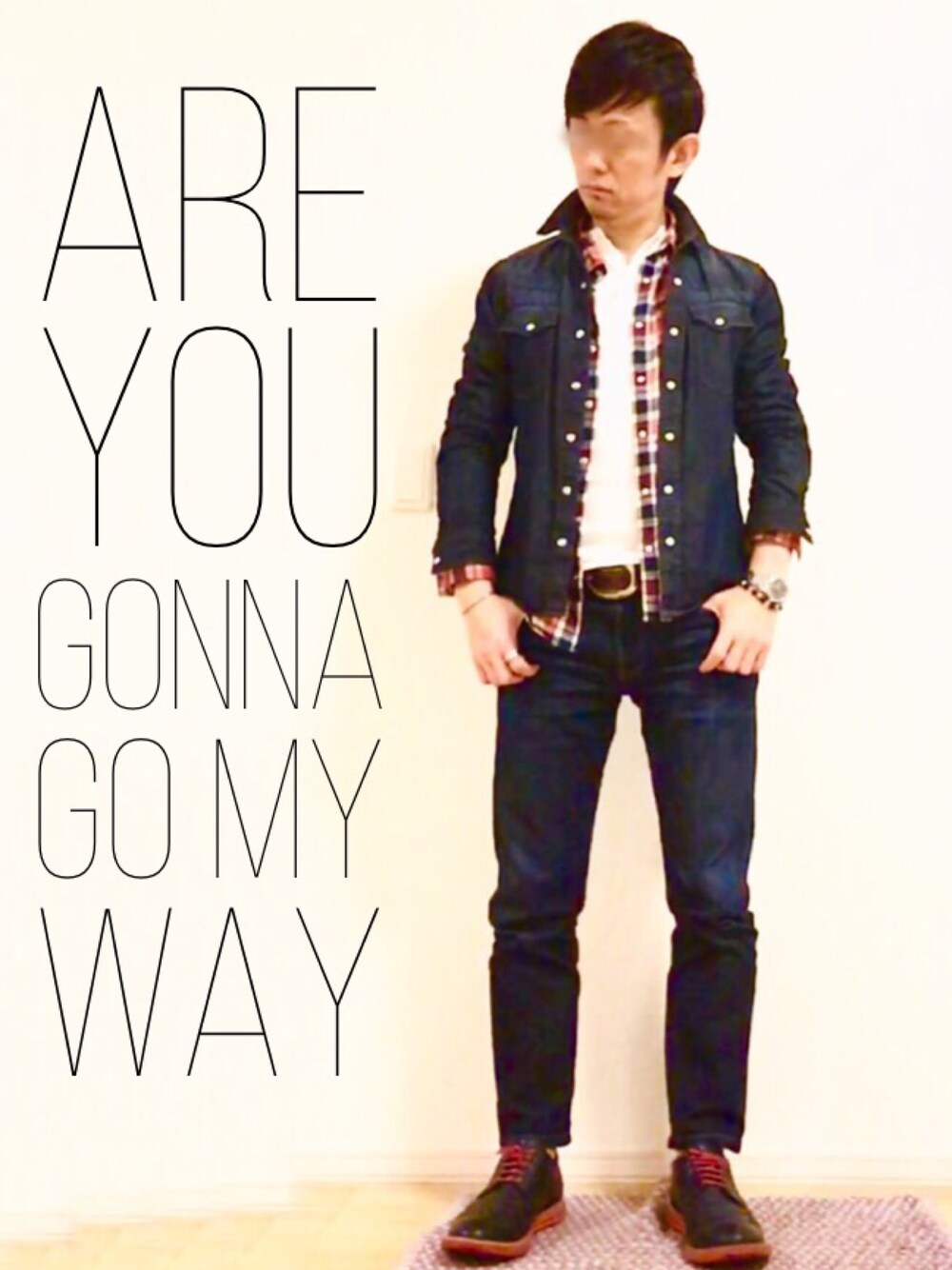 ブルー系のドレスシューズ、シルバー系のアナログ腕時計、シルバー系のリングを着用したメンズの秋コーディネートの1枚目の写真