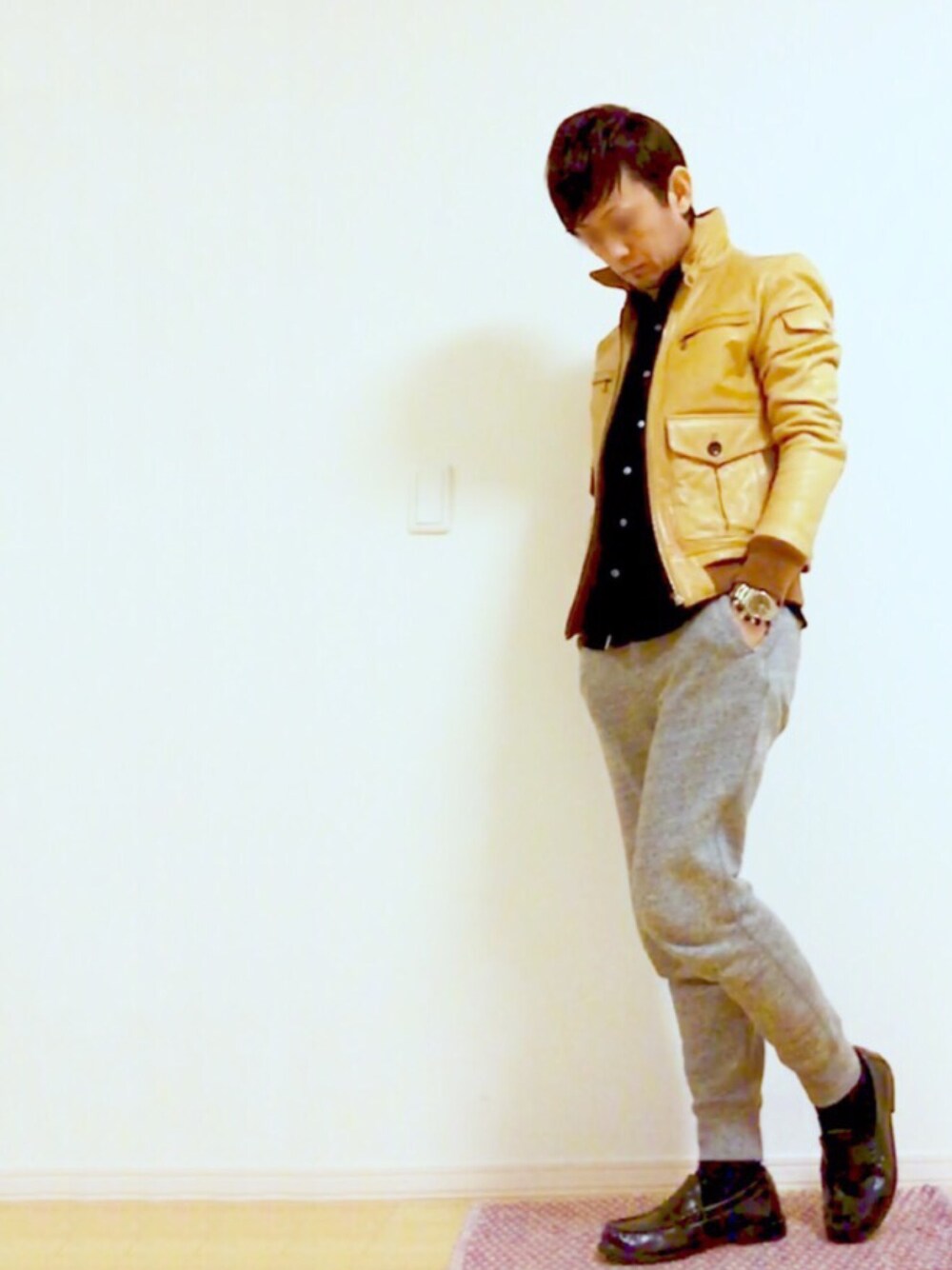 ブラック系のモカシン/デッキシューズ、グレー系のその他パンツ、ブルー系のシャツ/ブラウスを着用したメンズの冬コーディネートの1枚目の写真