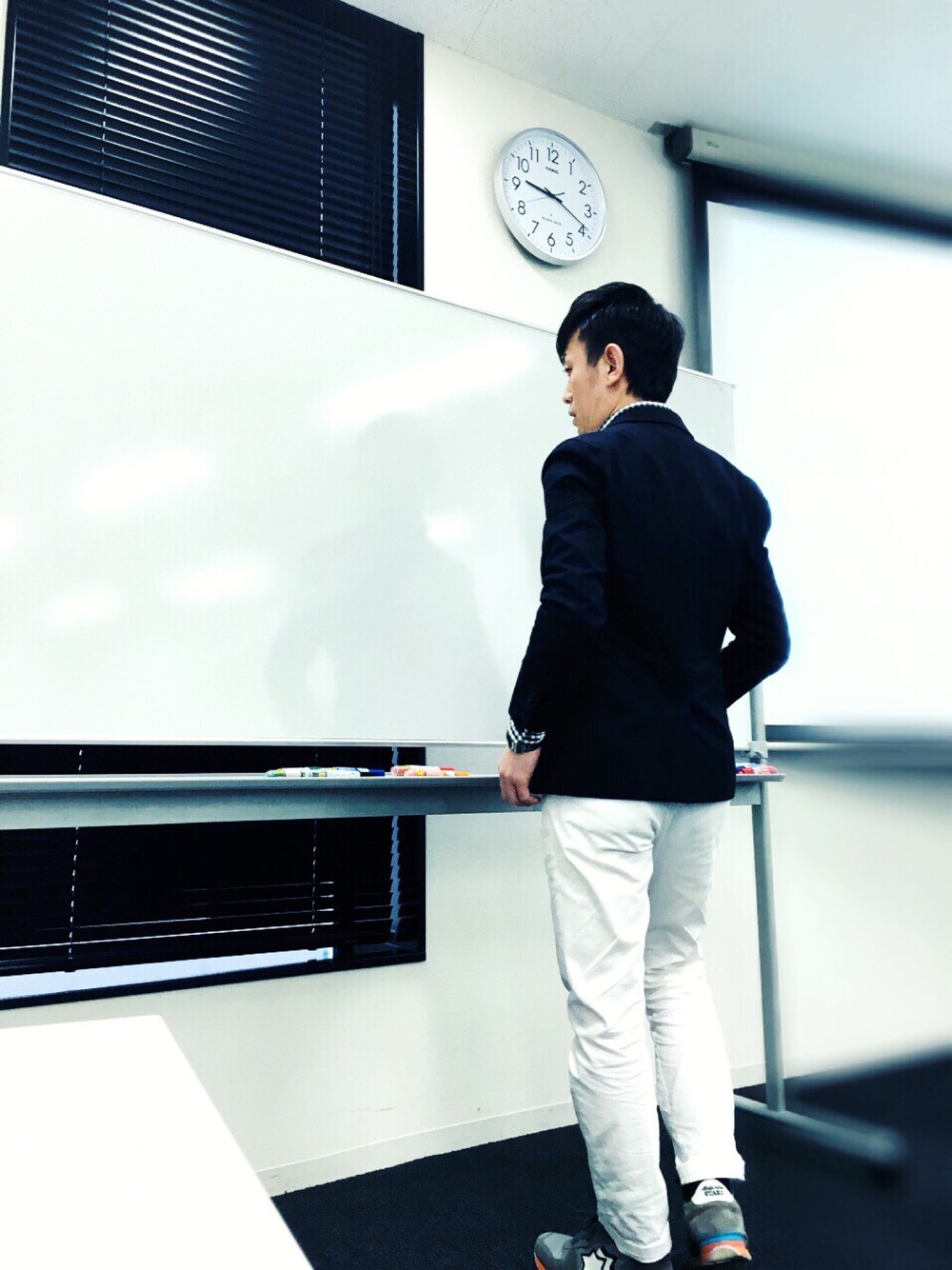 ホワイト系のシャツ/ブラウス、ブルー系のテーラードジャケット、グレー系のスニーカーを着用したメンズの冬コーディネートの1枚目の写真