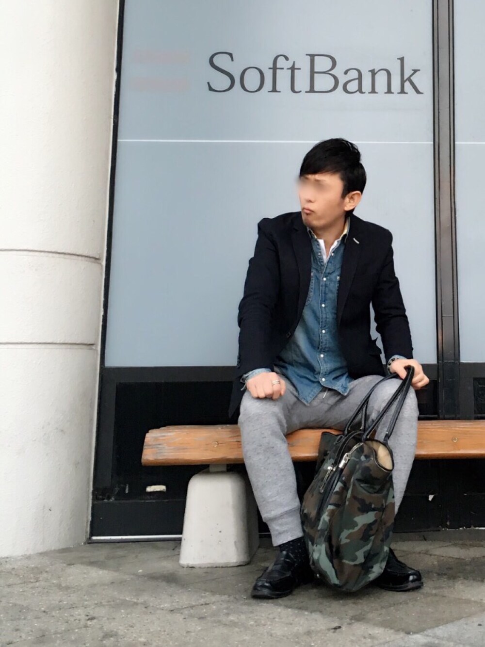 グリーン系のトートバッグ、ブラック系のモカシン/デッキシューズ、グレー系のその他パンツを着用したメンズの冬コーディネートの1枚目の写真