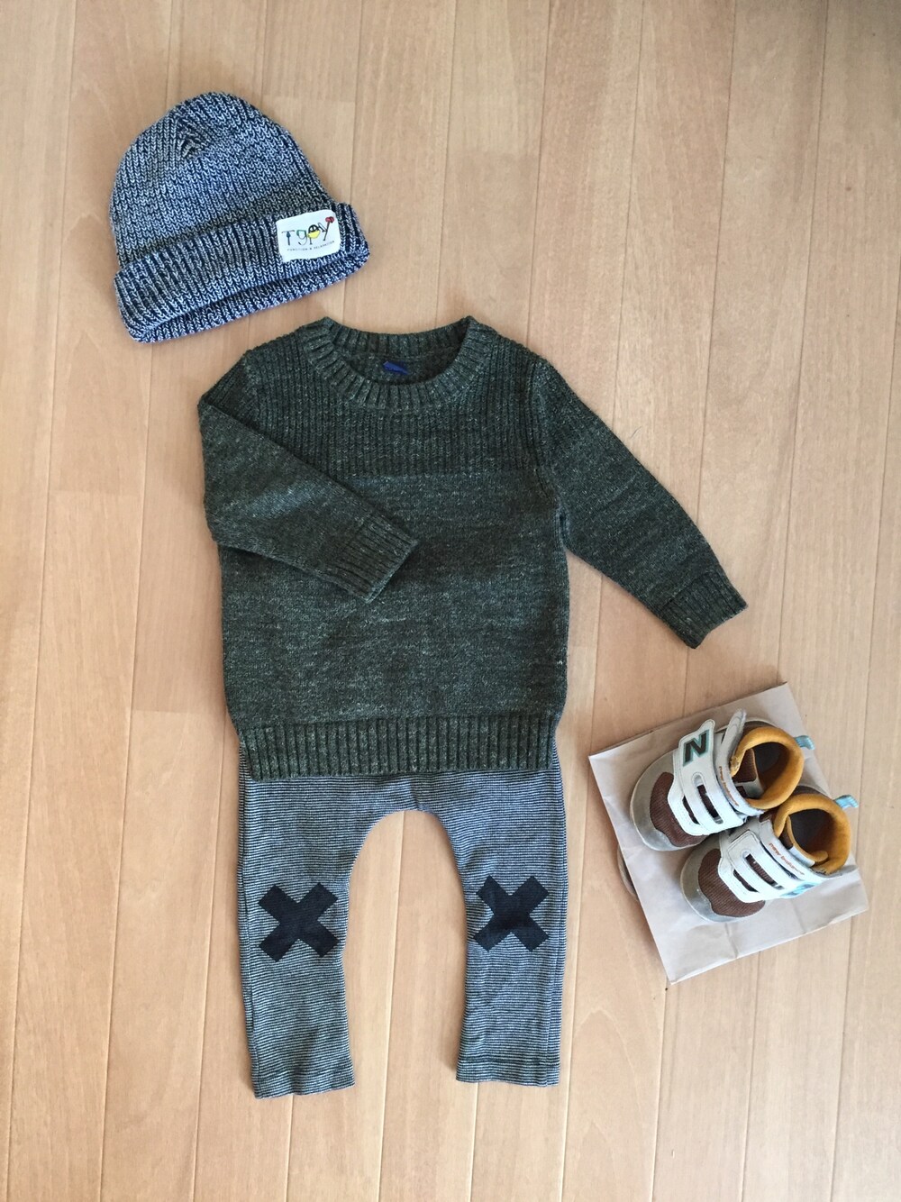 「2歳、キッズコーデ、キッズファッション、ニット帽、tinycottons、男の子」｜「babyGAPのアイテム（ニット/セーター、グリーン系）」を使った、zebrafishさん（キッズ・80cm）の冬コーディネートの1枚目の写真