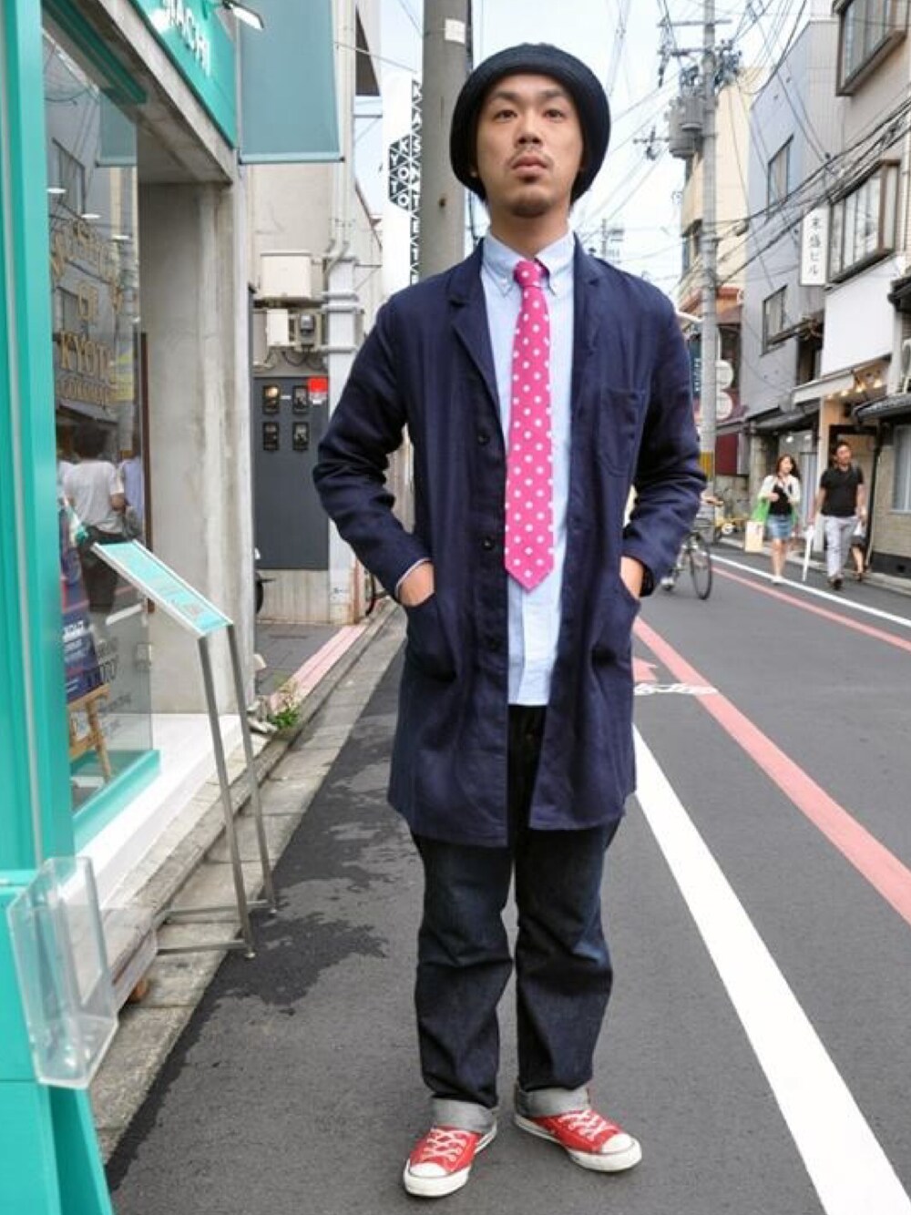 「ネイビー、ネクタイ、KATO'、秋のコーデ、コンバース、converse」｜「KATO`のKATO`/P9469（デニムパンツ、ブルー系）」を使った、Takateru さん（メンズ・184cm）の秋コーディネートの1枚目の写真