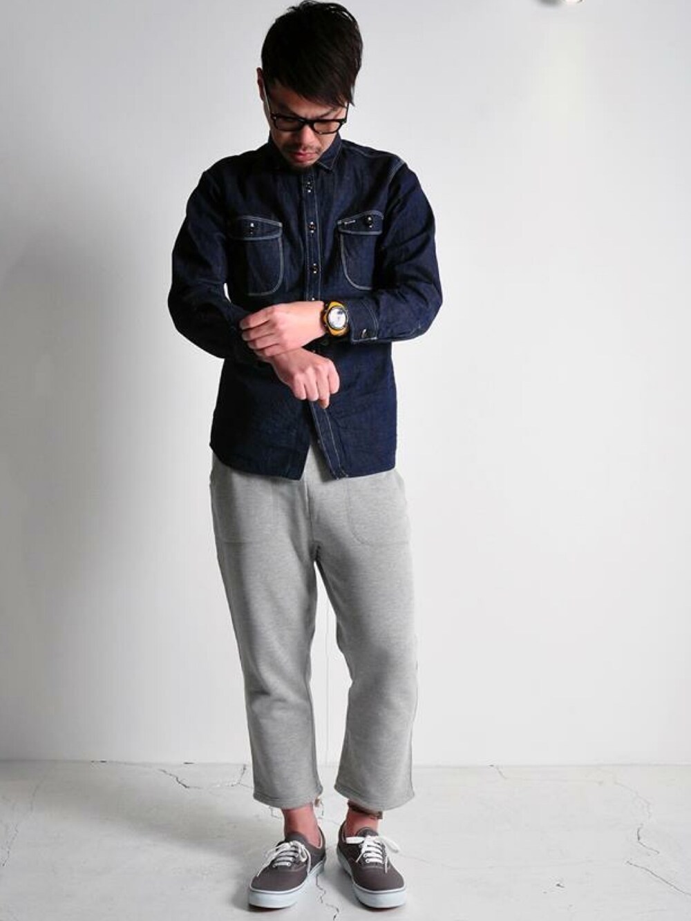 「デニムシャツ、スウェットパンツ、VANS、スニーカー、スポーツミックス、KATO'」｜「KATO`のKATO'/カトー　DENIM WORK SHIRTS　(243)（シャツ/ブラウス、ブルー系）」を使った、Takateru さん（メンズ・184cm）の秋コーディネートの1枚目の写真