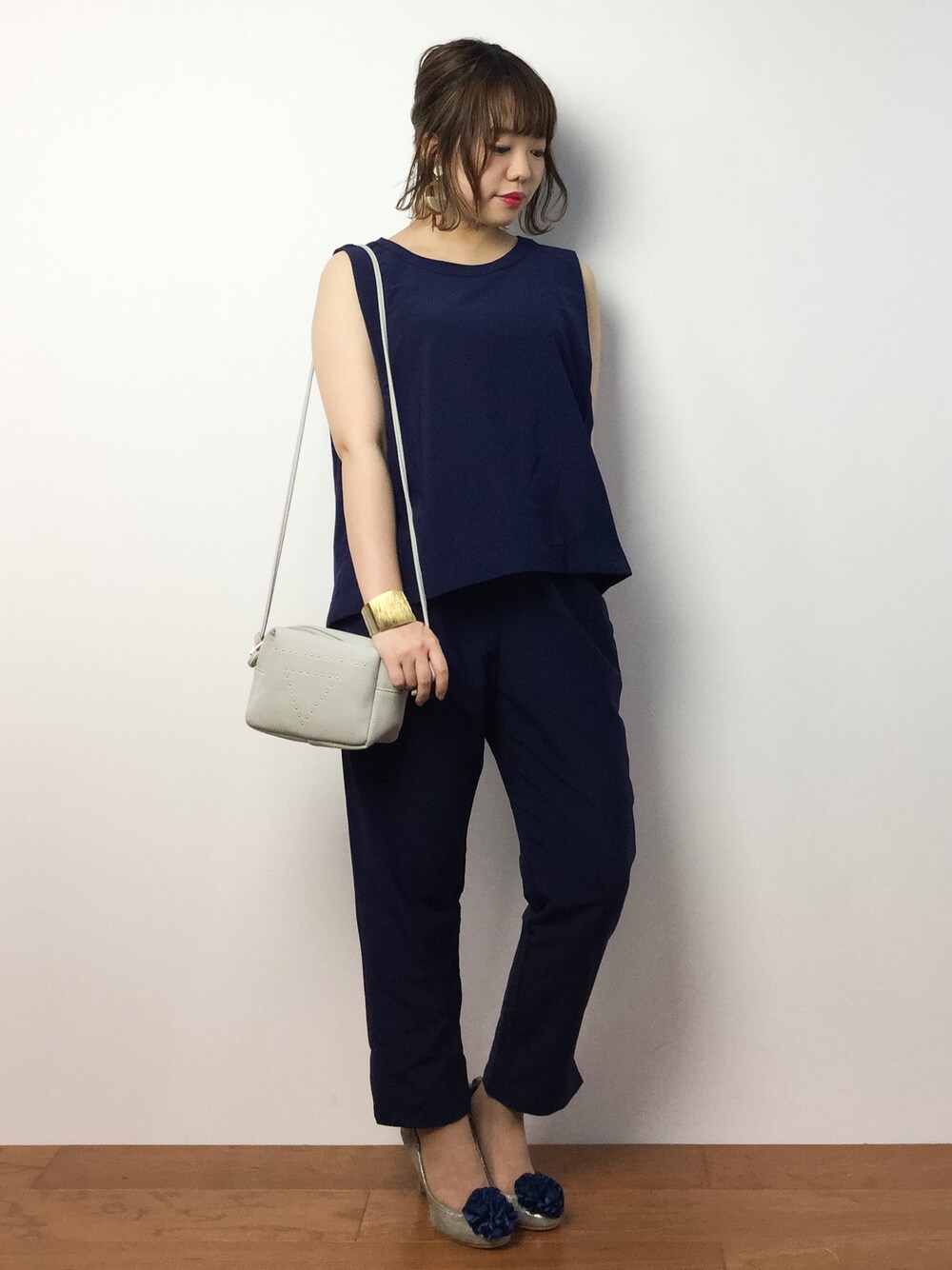 ブルー系のサロペット/オーバーオールを着用したレディースの夏コーディネートの1枚目の写真