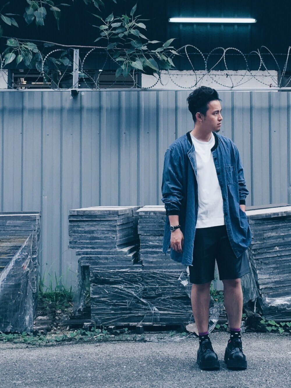 「vintage、denim、Demonia、CASIO、ootd、outfitoftheday、wiwt、whatiworetoday、potd」｜「SEEDのアイテム（Tシャツ/カットソー、ホワイト系）」を使った、AaronYeoさん（メンズ・168cm）の春コーディネートの1枚目の写真