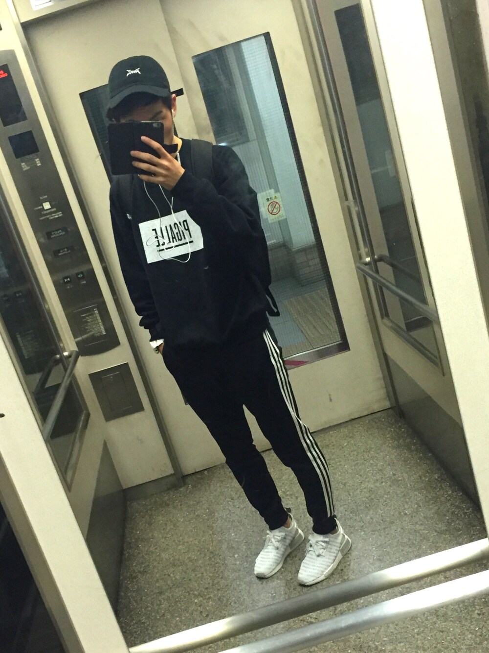 「アディダス、アディダスオリジナルス、adidas、adidas originals、アディダスジャージ、ピガール、PIGALLE、NMD、ブラック、ブラックコーデ」｜「adidas Originalsのアイテム（スニーカー、ホワイト系）」を使った、クリチャンさん（メンズ・180cm）の秋コーディネートの1枚目の写真