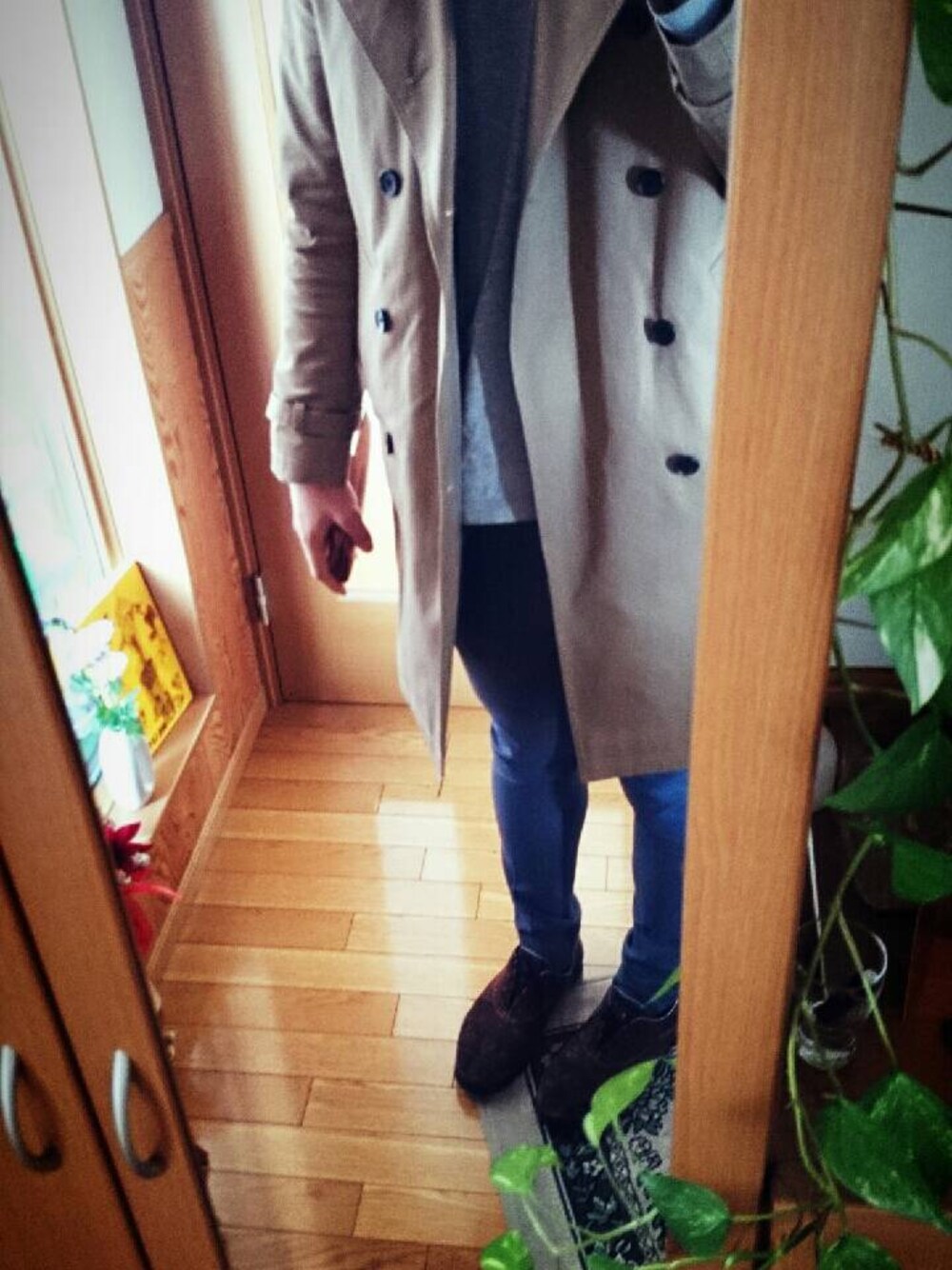 ブルー系のその他パンツ、ベージュ系のトレンチコート、ブルー系のベストを着用したメンズの冬コーディネートの1枚目の写真