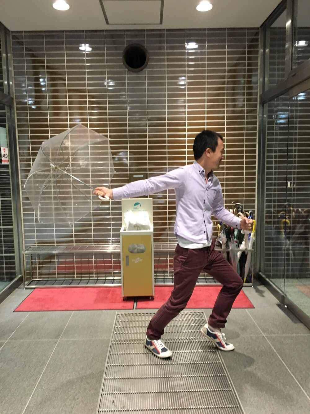「skins、NEVERTRUST、ボタンダウンシャツ」｜「NEVER TRUSTのネバートラストスタプレストパンツ（チノパンツ、ベージュ系）」を使った、Hiroha Kenichiさん（メンズ・174cm）の夏コーディネートの1枚目の写真