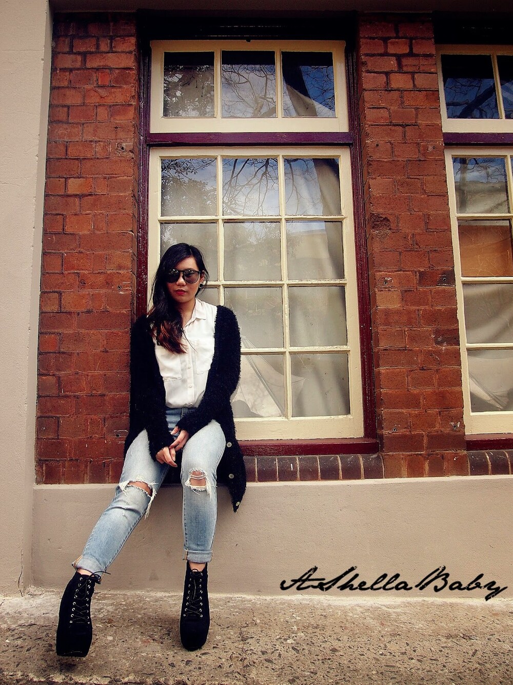 「fluffy、black、white、black and white、jeans、ripped jeans、Boyfriend Jeans、chic、city」｜「Bardotのアイテム（デニムパンツ、ブルー系）」を使った、AShellaBabyさん（レディース・160cm）の秋コーディネートの1枚目の写真