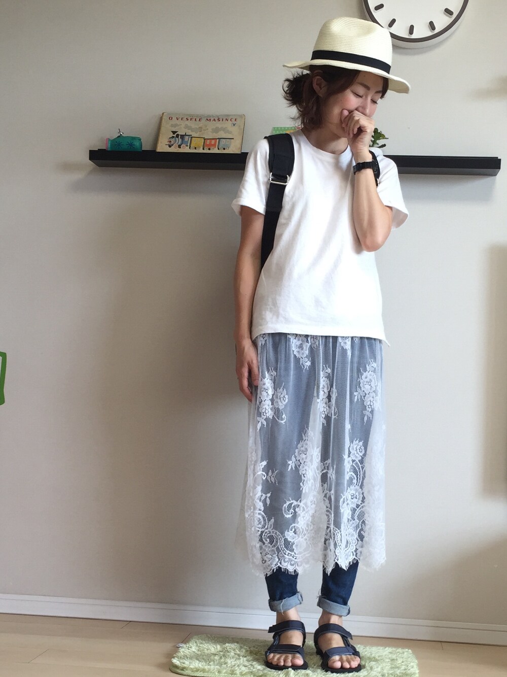 「レースワンピース、中折れハット、ワンピース×デニム、白Tシャツ、スポーツサンダル、大人カジュアル、夏コーデ、ママコーデ」｜「Another Editionのブレード中折れハット/ AEBC BRAID ナカオレHAT（ハット、ホワイト系）」を使った、TESCOさん（レディース・157cm）の夏コーディネートの1枚目の写真