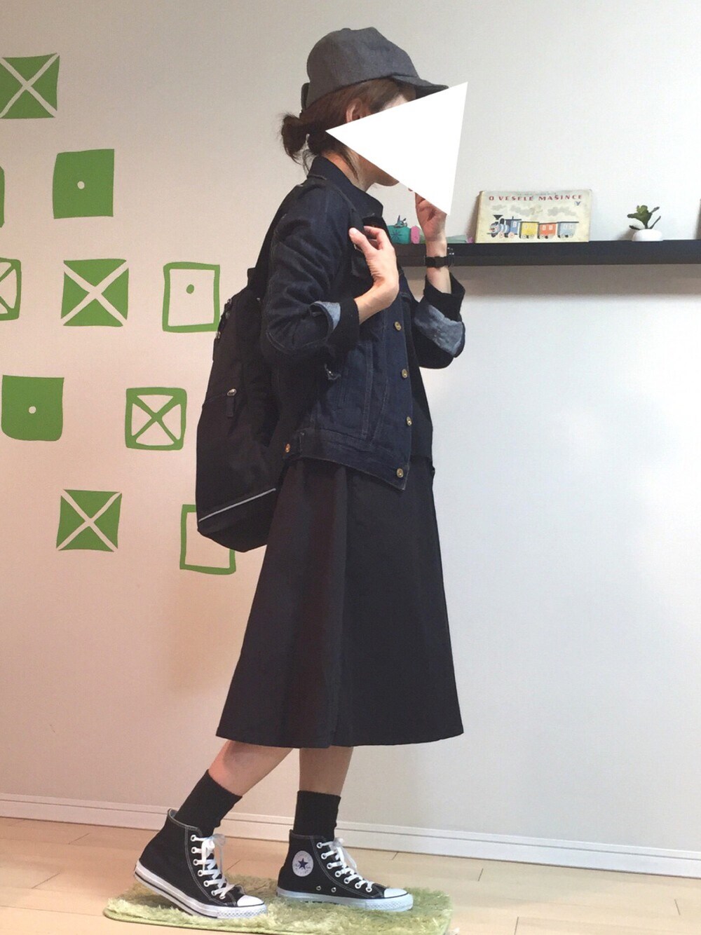 ブルー系のデニムジャケット、ブラック系のバックパック/リュック、ブラック系のTシャツ/カットソーを着用したレディースの秋コーディネートの1枚目の写真