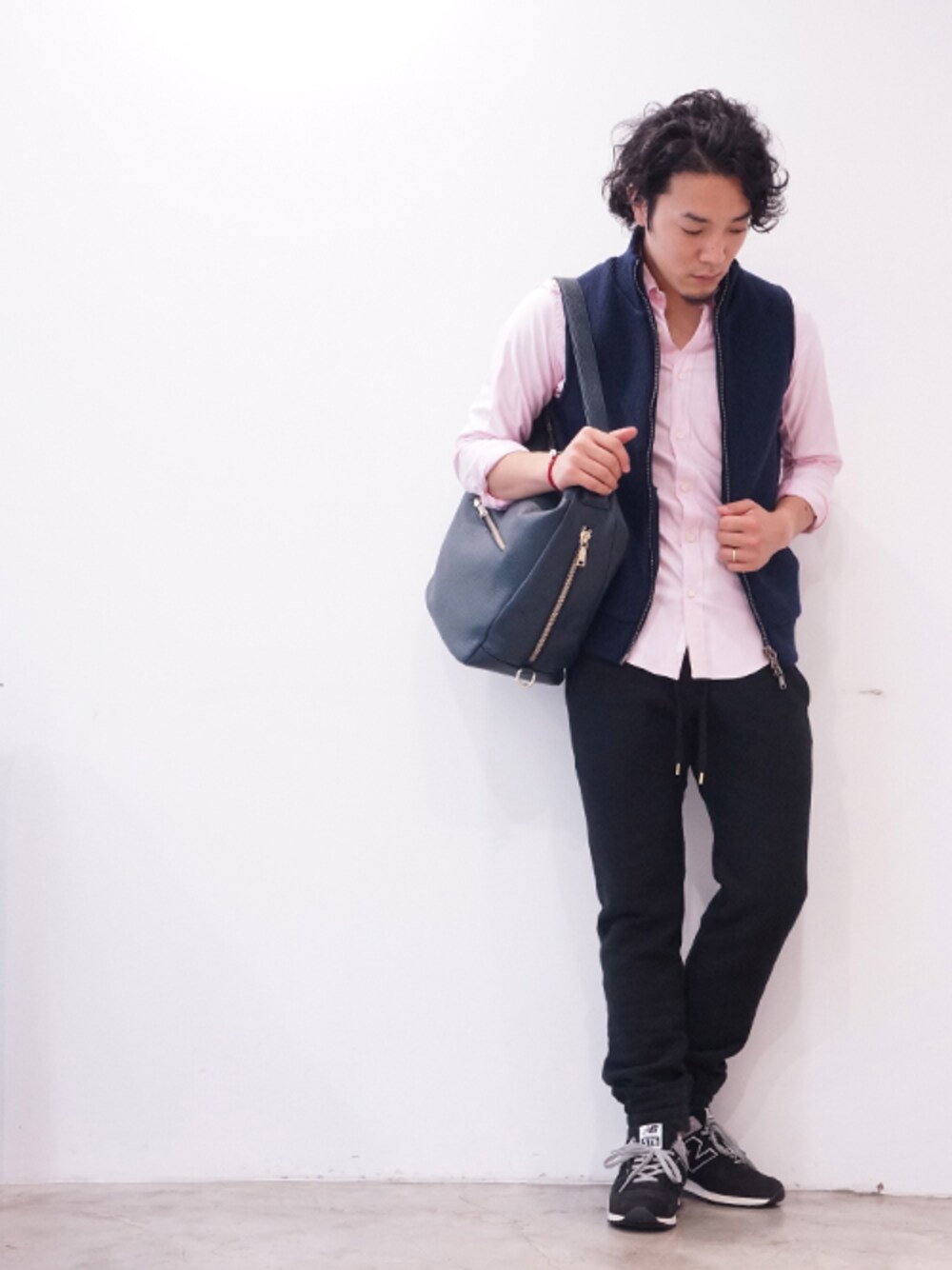 「#newbalance、#シャツスタイル、#champion、#バック、#スエットパンツ、#junhashimoto、 #ダウンベスト」｜「junhashimotoのjunhashimoto×Champion Sweat pants（その他パンツ、ブラック系）」を使った、bara_jhNAGOYAさん（メンズ・170cm）の秋コーディネートの1枚目の写真