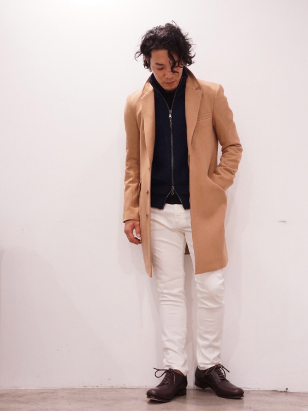 ホワイト系のデニムパンツを着用したメンズの秋コーディネートの1枚目の写真