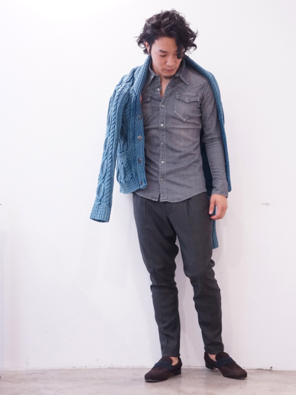 「#タックパンツ、#cardigan、#グレー、#junhashimoto、 #ウエスタンシャツ」｜「junhashimotoのWESTERN SHIRTS（シャツ/ブラウス、ブルー系）」を使った、bara_jhNAGOYAさん（メンズ・170cm）の秋コーディネートの1枚目の写真