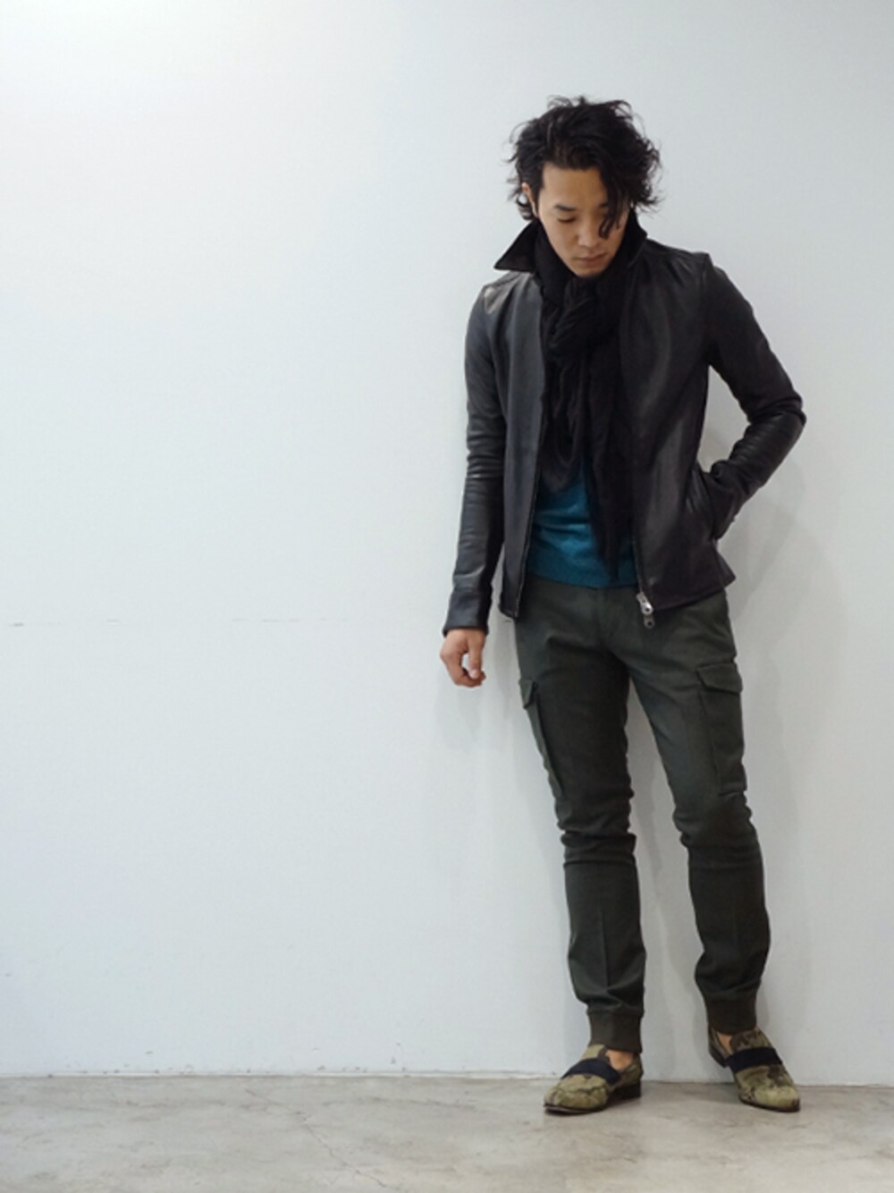 「#ニット、＃ストール、#カモフラ、#Black、#レザー、#junhashimoto、 #リブパンツ」｜「junhashimotoのZIP SHIRT（その他アウター、ブラック系）」を使った、bara_jhNAGOYAさん（メンズ・170cm）の秋コーディネートの1枚目の写真
