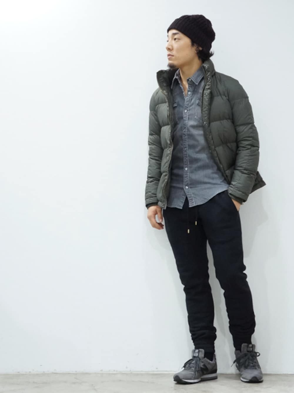 ブルー系のダウンジャケット/コートを着用したメンズの冬コーディネートの1枚目の写真