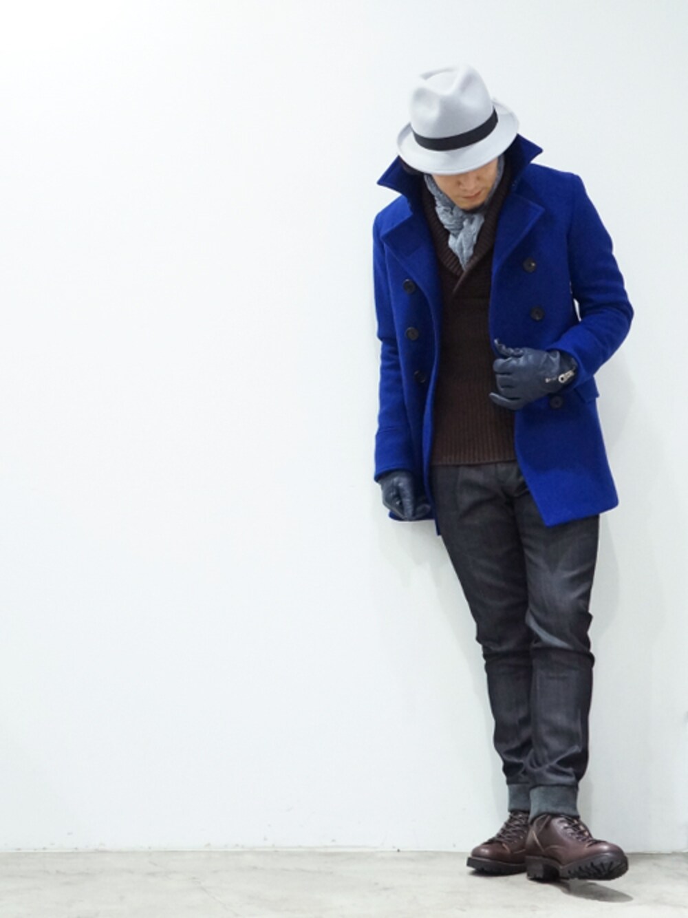 ブルー系のピーコートを着用したメンズの冬コーディネートの1枚目の写真