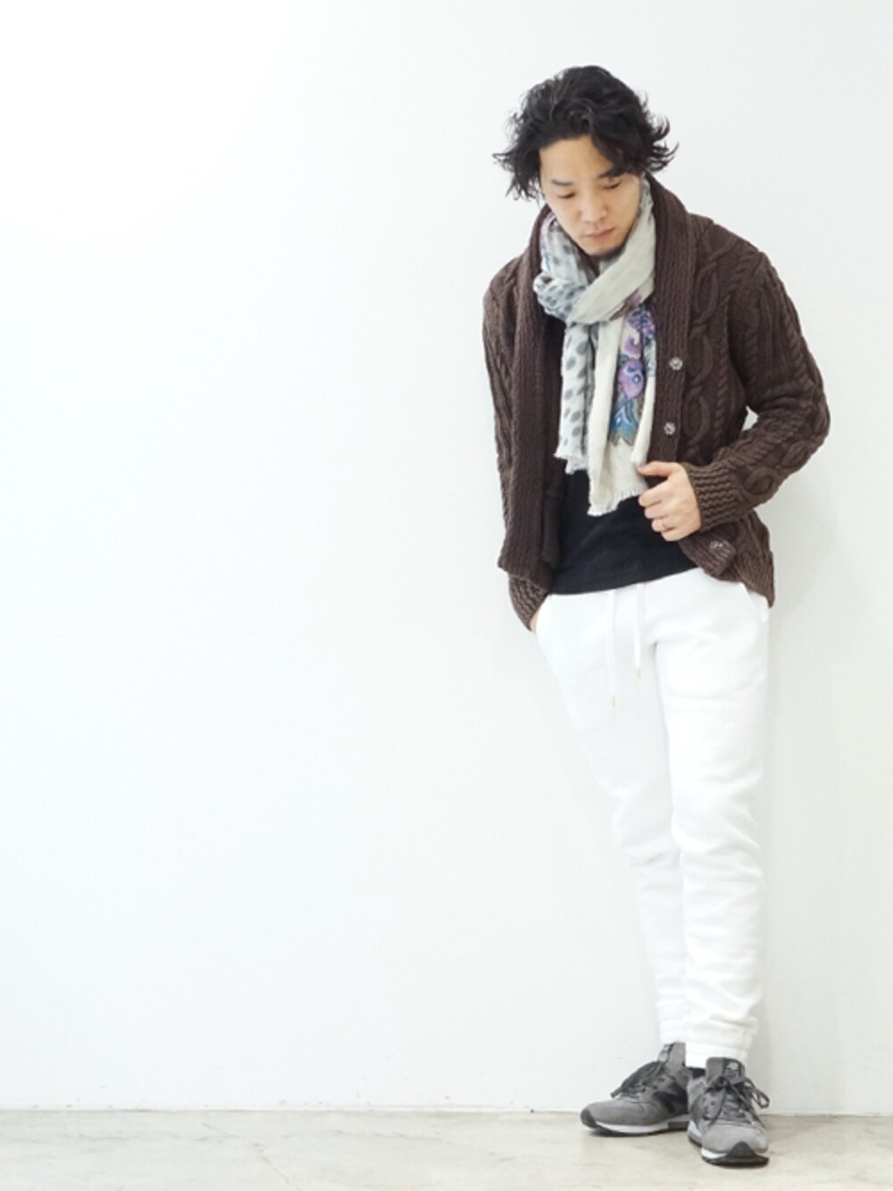 ブラウン系のニット/セーターを着用したメンズの冬コーディネートの1枚目の写真