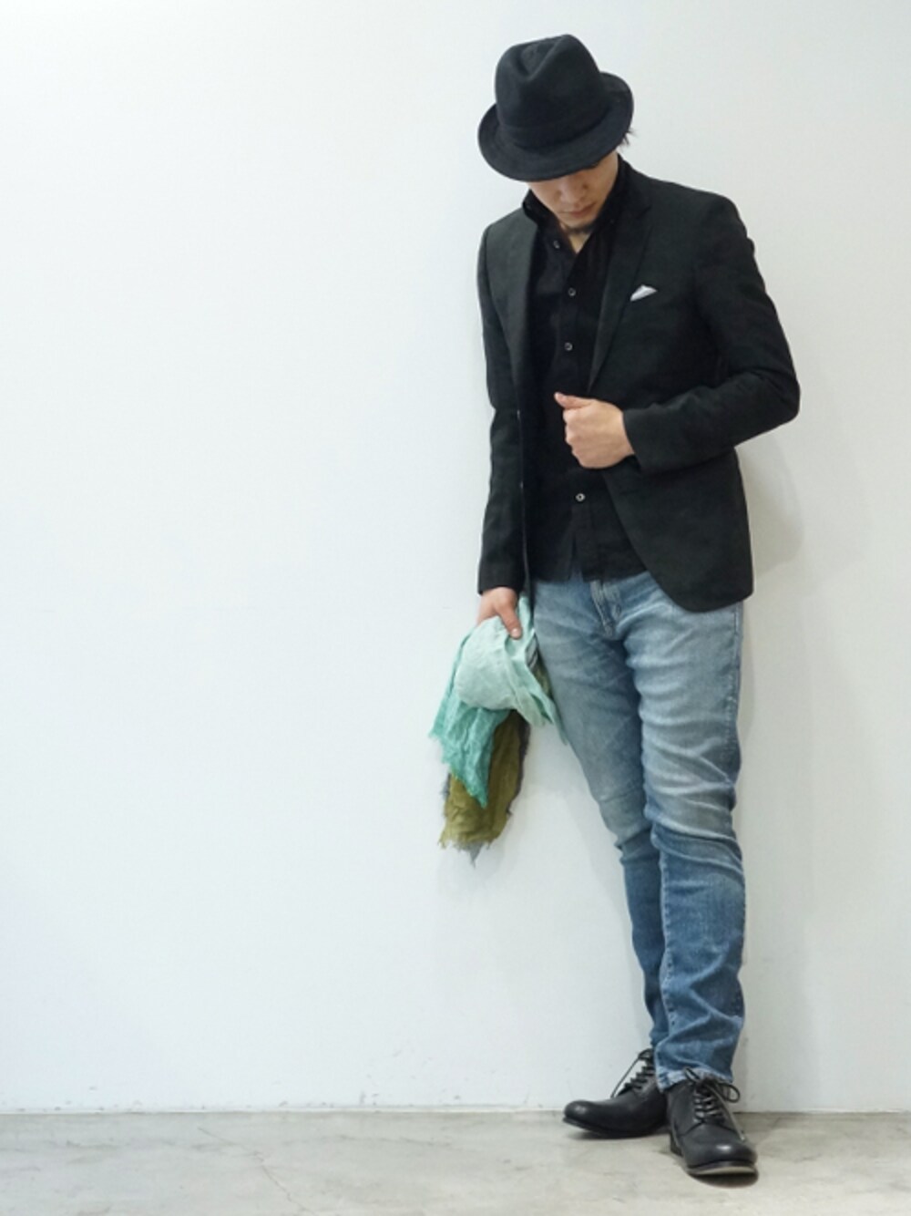 ブルー系のデニムパンツを着用したメンズの冬コーディネートの1枚目の写真