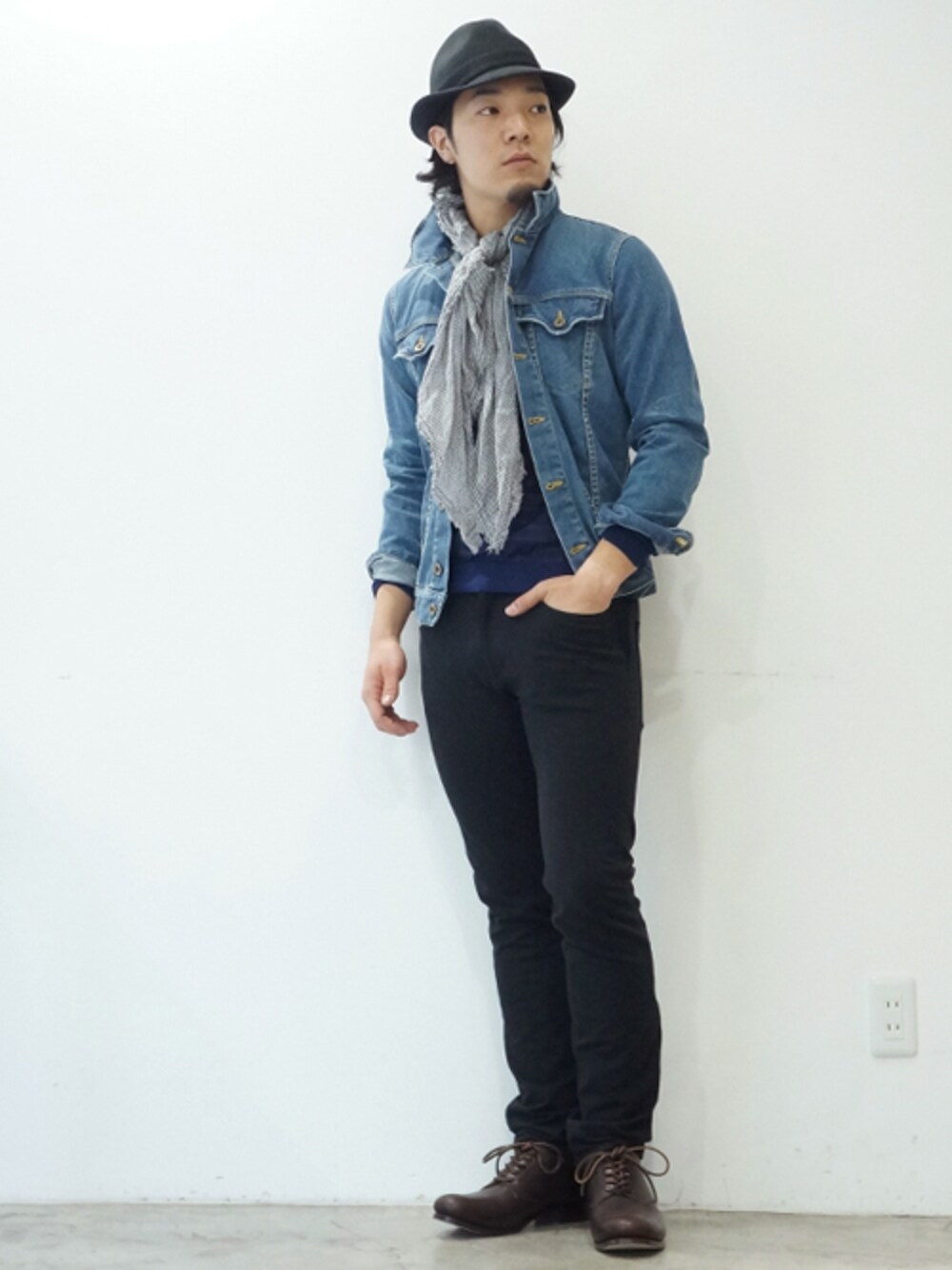 「デニム、ボーダー、ストール、デニムジャケット、革靴、hat、junhashimoto 、春コーデ、黒パンツ、ファリエロサルティ」｜「junhashimotoのDENIM BLOUSON（デニムジャケット、ブルー系）」を使った、bara_jhNAGOYAさん（メンズ・170cm）の冬コーディネートの1枚目の写真