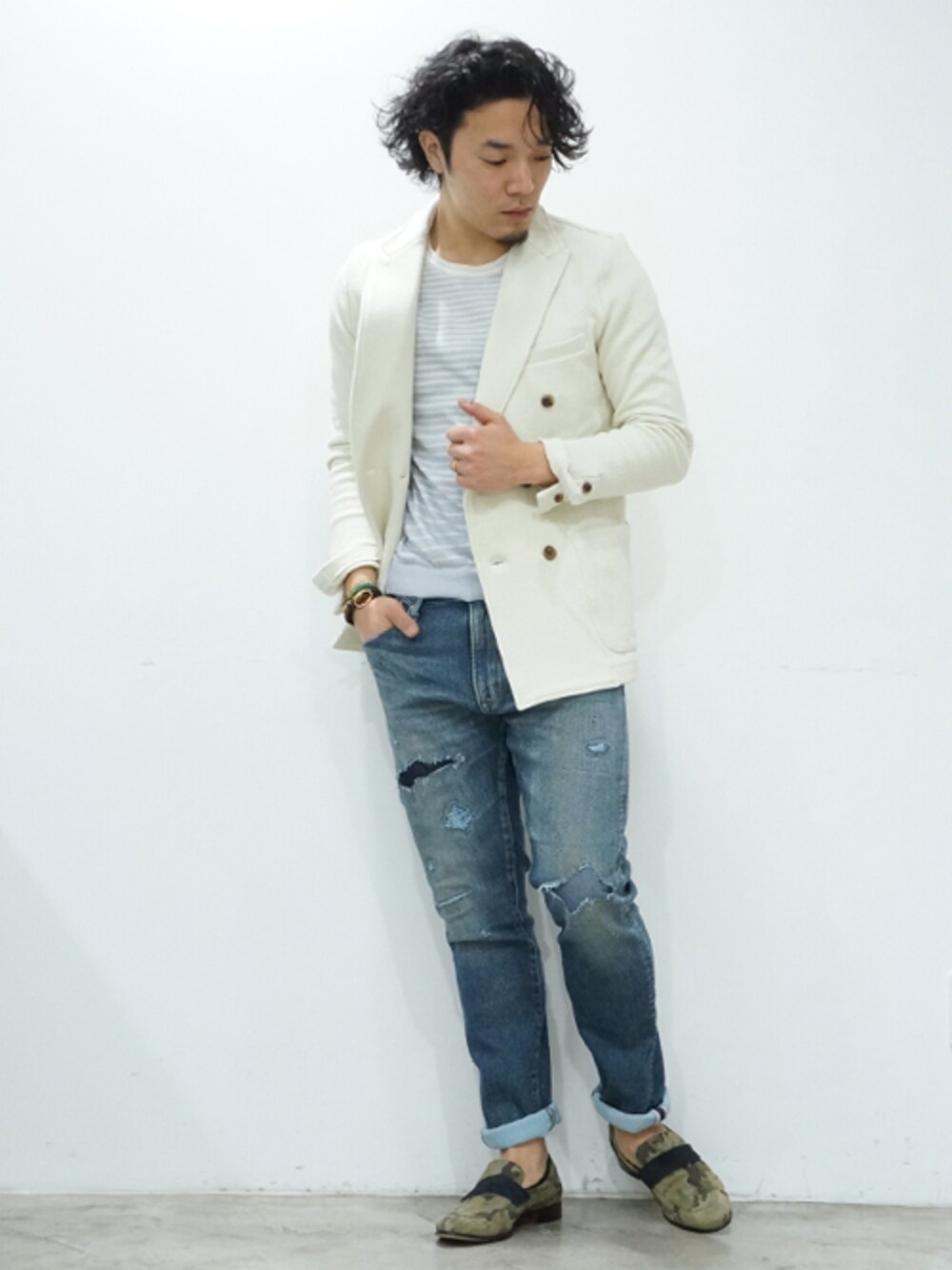 ブルー系のデニムパンツを着用したメンズの冬コーディネートの1枚目の写真