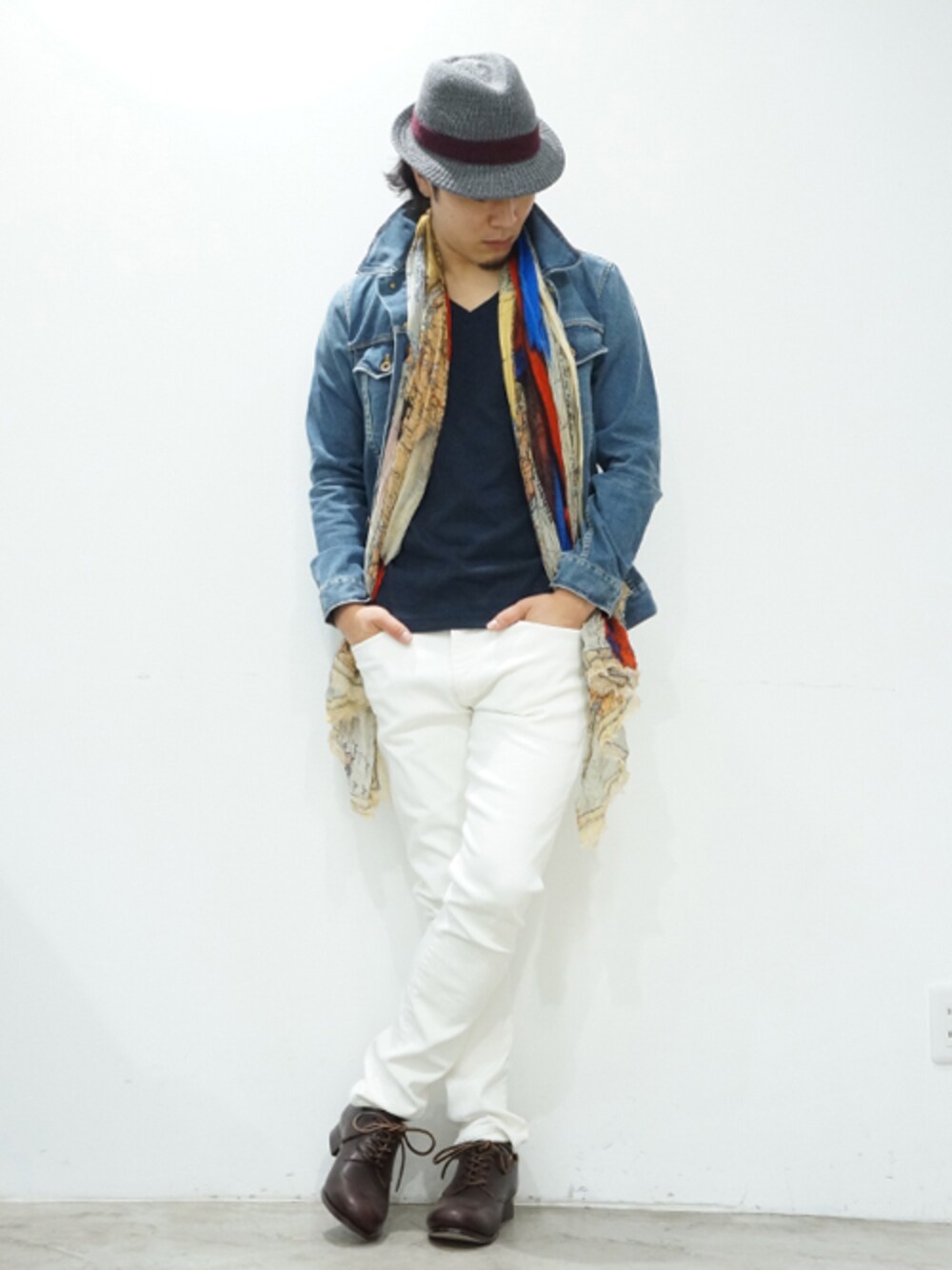 「ストール、デニムジャケット、junhashimoto 、白パンツ、ファリエロサルティ、短靴」｜「junhashimotoのDENIM BLOUSON（デニムジャケット、ブルー系）」を使った、bara_jhNAGOYAさん（メンズ・170cm）の冬コーディネートの1枚目の写真