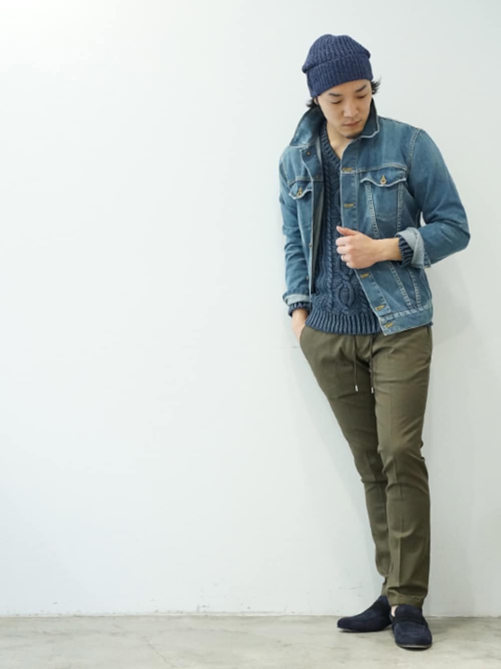 「ニット、デニムジャケット、navy、ローファー、ケーブルニット、トラウザーパンツ、junhashimoto 」｜「junhashimotoのDENIM BLOUSON（デニムジャケット、ブルー系）」を使った、bara_jhNAGOYAさん（メンズ・170cm）の春コーディネートの1枚目の写真