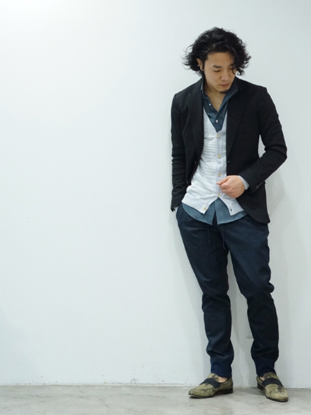 「カーディガン、ジャケット、ボーダー、ローファー、junhashimoto 、イージーパンツ、パジャマパンツ、イージージャケット」｜「junhashimotoのGRADATION BORDER C/D（カーディガン/ボレロ、ホワイト系）」を使った、bara_jhNAGOYAさん（メンズ・170cm）の春コーディネートの1枚目の写真