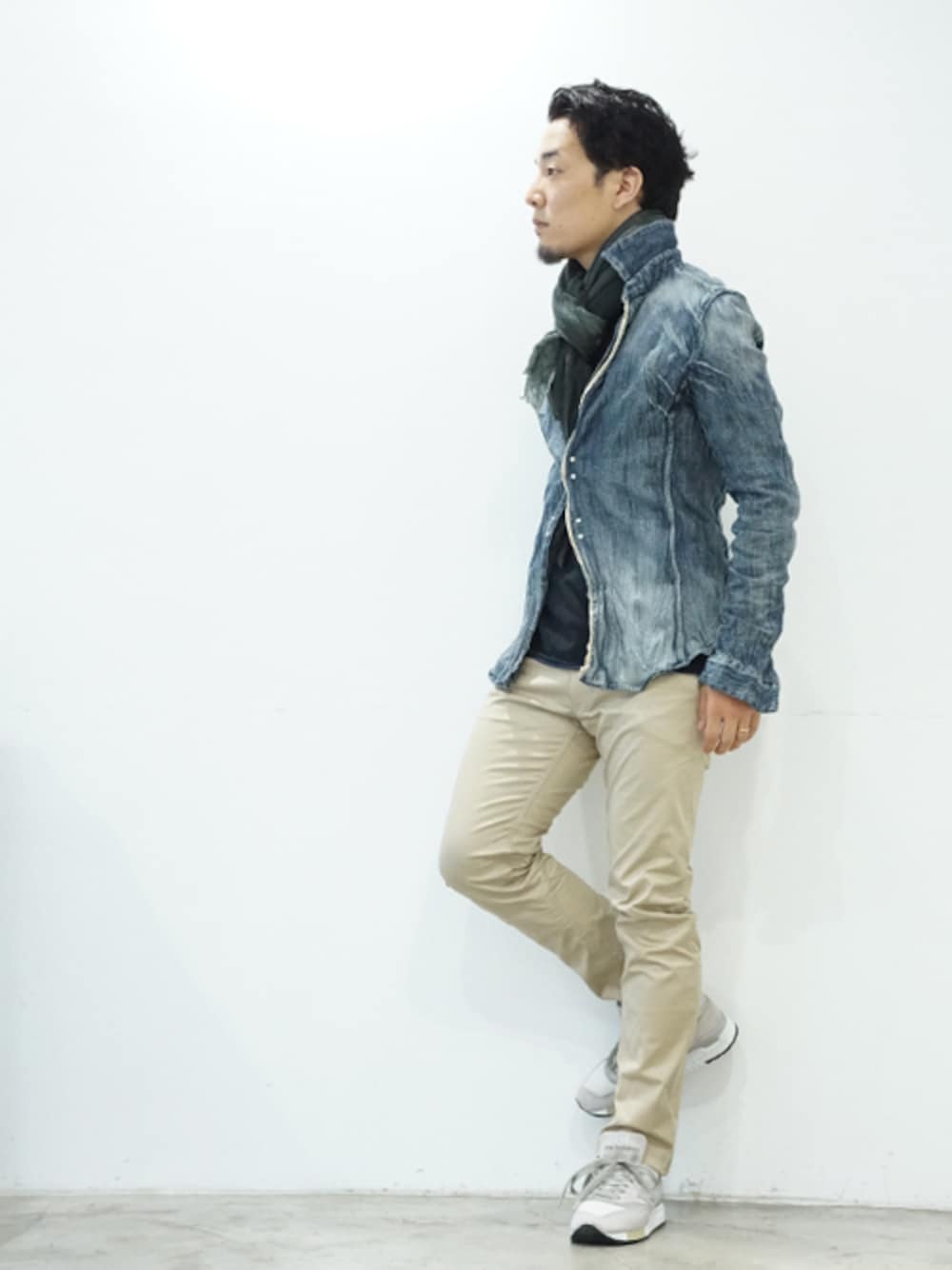 「スニーカー、デニム、ストール、チノパン、New Balance、デニムシャツ、junhashimoto 、ベージュコーデ」｜「junhashimotoのWRINKLE HOOK SHIRT（シャツ/ブラウス、ブルー系）」を使った、bara_jhNAGOYAさん（メンズ・170cm）の夏コーディネートの1枚目の写真