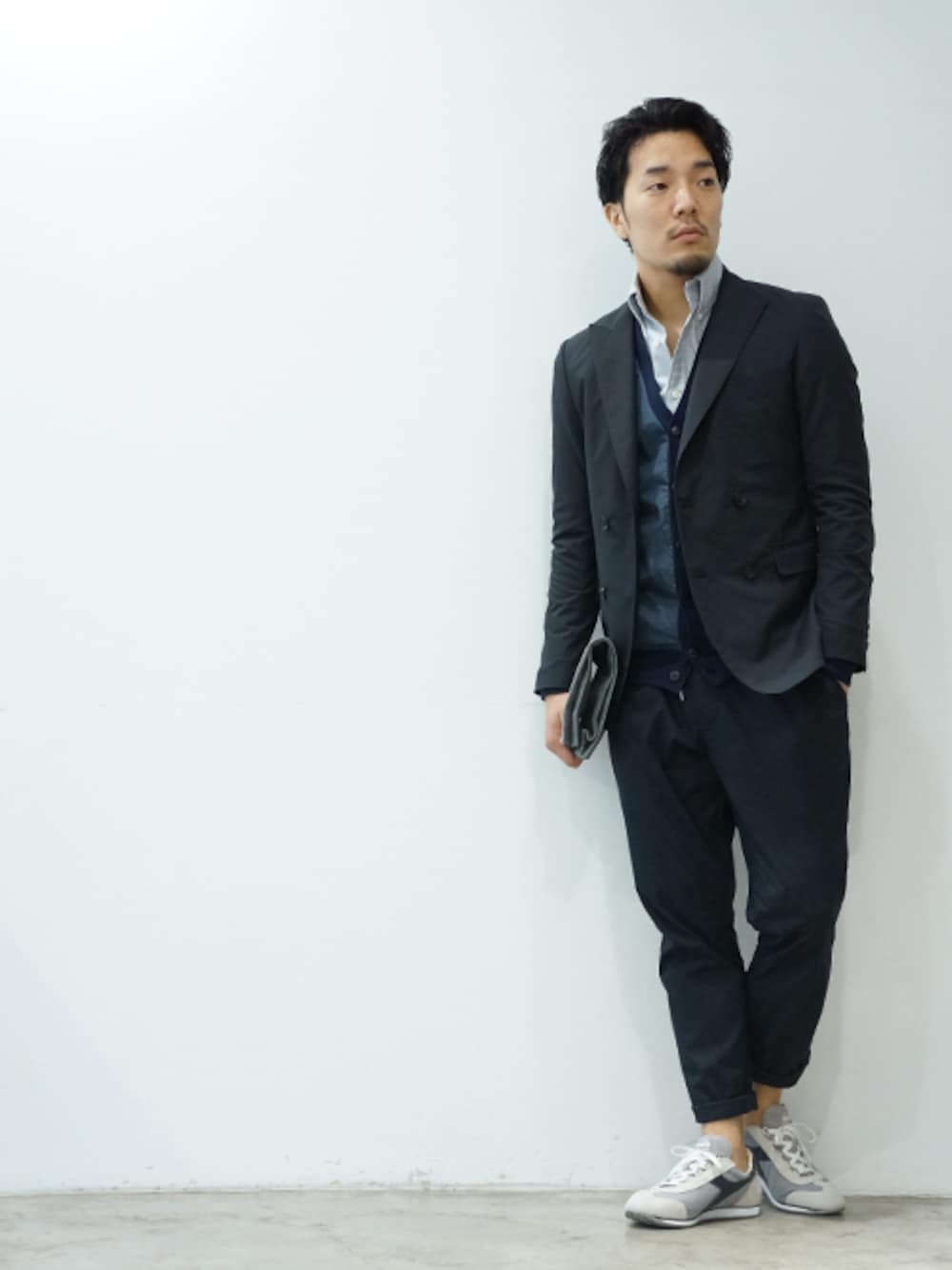 「カーディガン、スニーカー、ジャケット、シャツ、クラッチバッグ、junhashimoto 、タックパンツ、ダブルジャケット、men、diadora」｜「junhashimotoのEASY DOUBLE JACKET（テーラードジャケット、ブラック系）」を使った、bara_jhNAGOYAさん（メンズ・170cm）の夏コーディネートの1枚目の写真