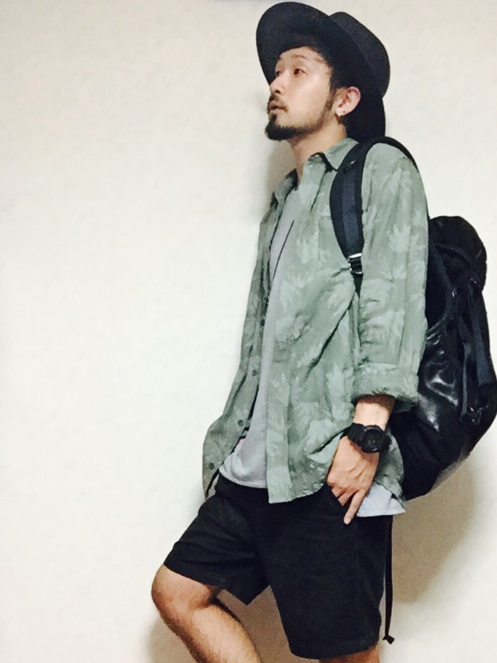 「ハット、シャツスタイル、カットソー、ハーフパンツ、リュック、HARE、RAGEBLUE、BEAUTY&YOUTH UNITED ARROWS、cheap monday、DECADE」｜「HAREのペーパーロングブリムハット(HARE)（ハット、ブラック系）」を使った、Shinya Katsuki さん（メンズ・172cm）の夏コーディネートの1枚目の写真