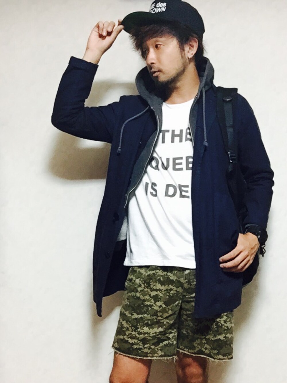 「COMME des FUCKDOWN、URBAN RESEARCH、journal standard、G-SHOCK、キャップ、ステンカラーコート、パーカー、ハーフパンツ、リュック、秋コーデ」｜「COMME des FUCKDOWNのアイテム（キャップ、ブラック系）」を使った、Shinya Katsuki さん（メンズ・172cm）の夏コーディネートの1枚目の写真