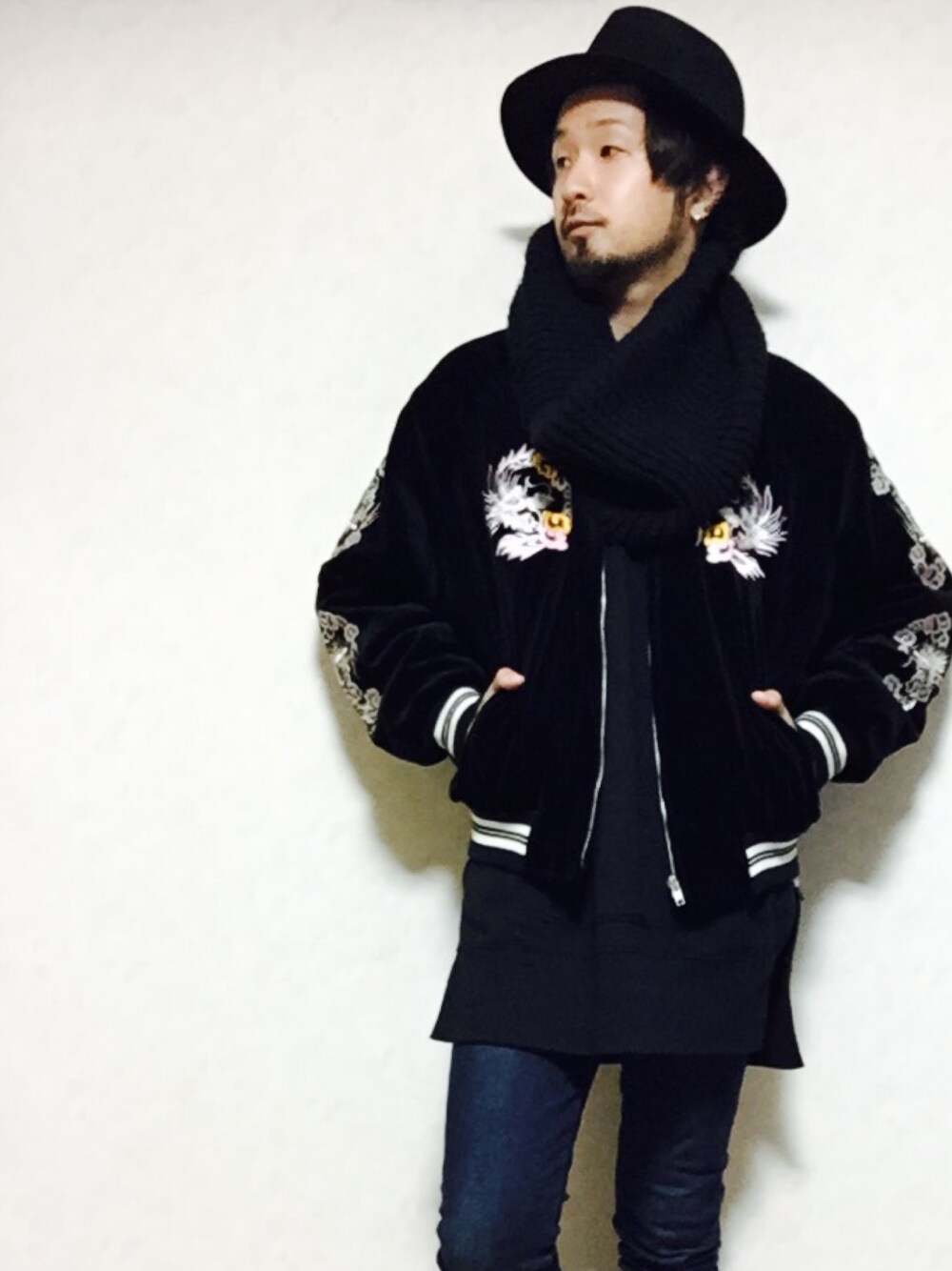 「CA4LA、H&M、MONKEY TIME、used、UNIQLO、フェルトハット、スヌード、秋冬コーデ、スキニーデニム、スカジャン」｜「CA4LAのアイテム（ハット、ブラック系）」を使った、Shinya Katsuki さん（メンズ・172cm）の秋コーディネートの1枚目の写真