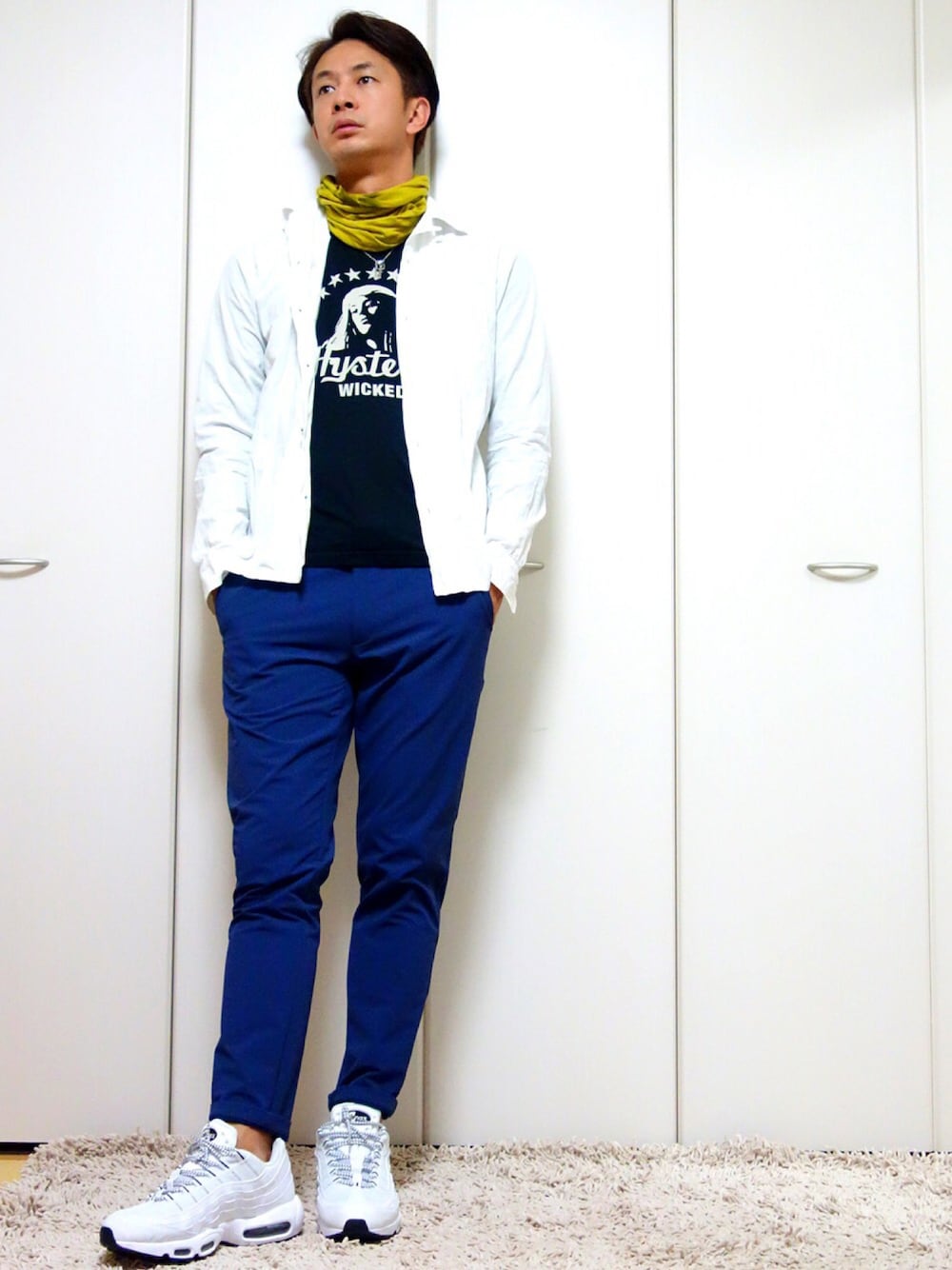 「春、スニーカー、ナイキ、エアーマックス95、ノースフェイス、ヒステリックグラマー」｜「THE NORTH FACEのアイテム（その他パンツ、ブルー系）」を使った、mitsuruさん（メンズ・177cm）の冬コーディネートの1枚目の写真