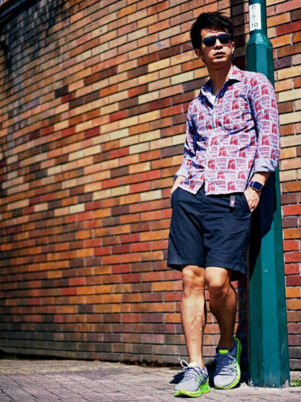 「夏コーデ、休日スタイル、ヒステリックグラマー、ナイキ、ハーフパンツ、ノースフェイス」｜「HYSTERIC GLAMOURのPolaroid×HYSTERIC/WS CAMOサングラス（サングラス、ベージュ系）」を使った、mitsuruさん（メンズ・177cm）の春コーディネートの1枚目の写真