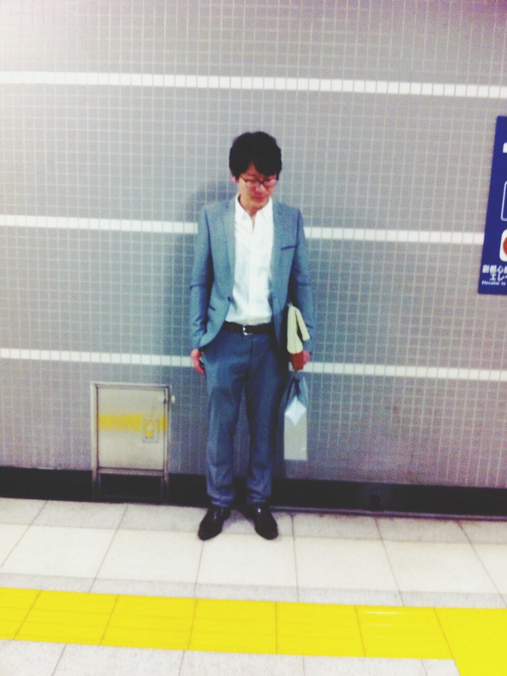 「セットアップ、クラッチバッグ、トップマン、レイジブルー、スーツスタイル」｜「TOPMANのDOVE GREY SKINNY SUIT JACKET/ダヴ グレー スキニースーツジャケット（スーツジャケット、グレー系）」を使った、yotchさん（メンズ・175cm）の春コーディネートの1枚目の写真