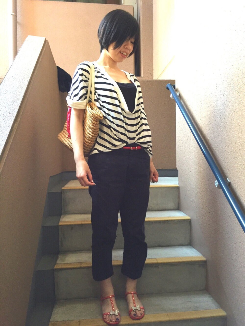 ブルー系のその他パンツ、レッド系のサンダル、ベージュ系のかごバッグを着用したレディースの春コーディネートの1枚目の写真