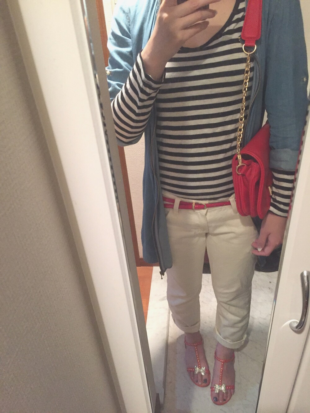 ブルー系のワンピース、ブラック系のTシャツ/カットソー、ホワイト系のデニムパンツを着用したレディースの春コーディネートの1枚目の写真