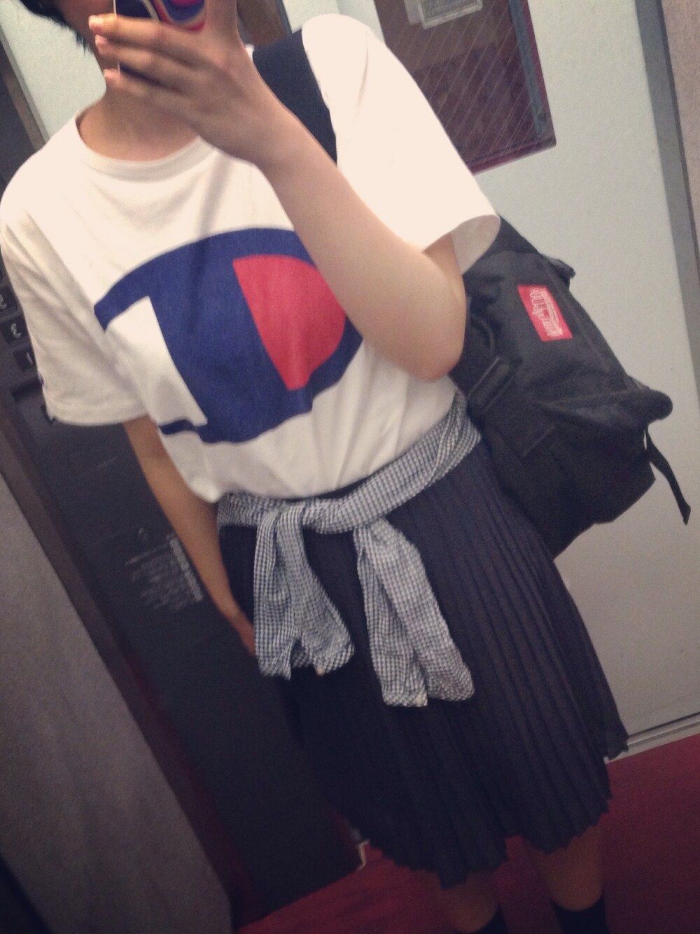 「ユニクロ、Champion、Manhattan Portage、プリーツスカート、マンハッタンポーテージ、championTシャツ」｜「ChampionのChampion ロゴTシャツ（Tシャツ/カットソー、ホワイト系）」を使った、Ayaka Taniguchiさん（レディース・161cm）の夏コーディネートの1枚目の写真
