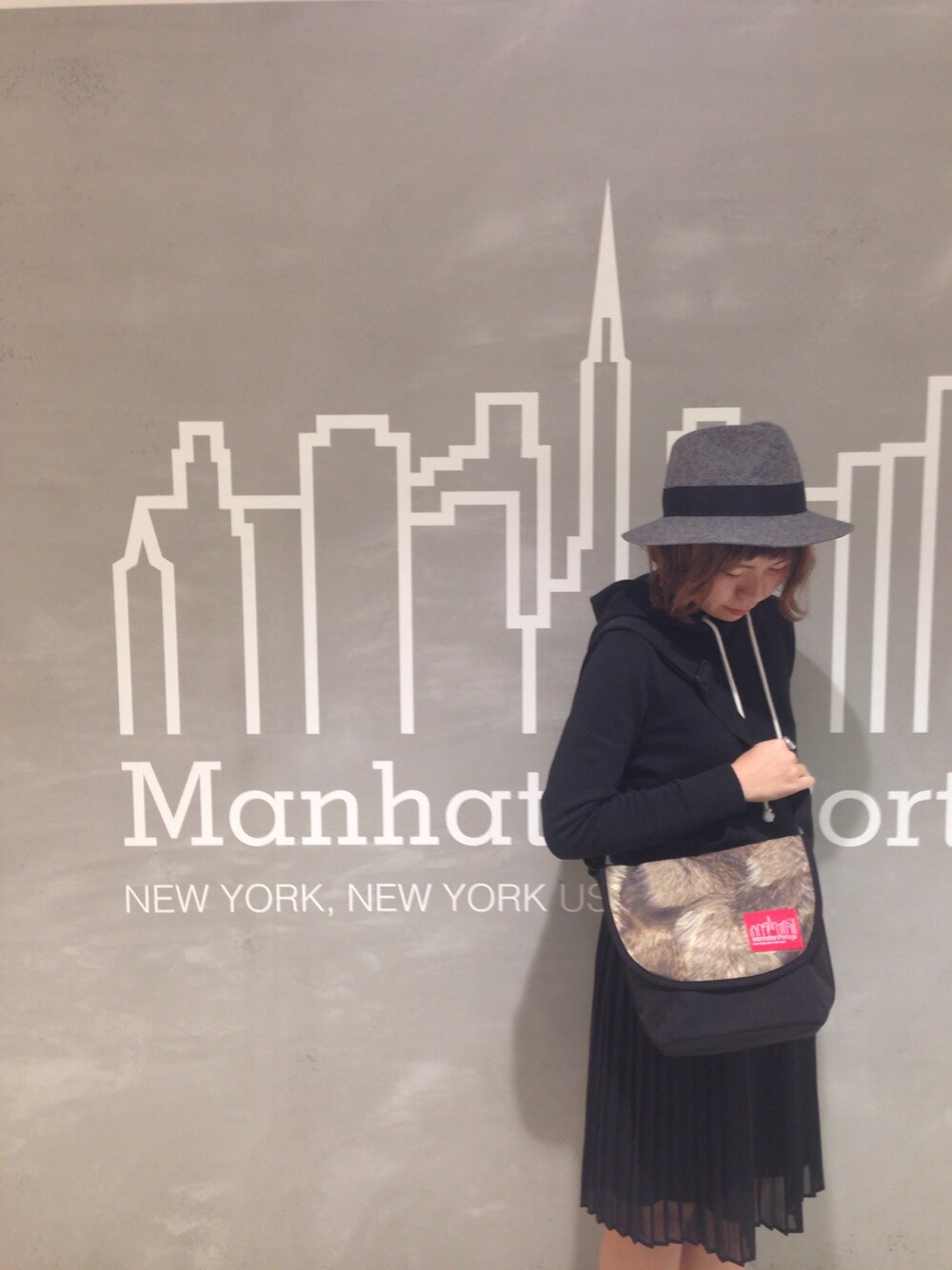 「ユニクロ、UNIQLO、無印良品、つばひろハット、プリーツスカート、black、Manhattan Portage、マンハッタンポーテージ、メッセンジャーバッグ、ファー小物」｜「Manhattan Portageのアイテム（メッセンジャーバッグ、ブラウン系）」を使った、Ayaka Taniguchiさん（レディース・161cm）の秋コーディネートの1枚目の写真
