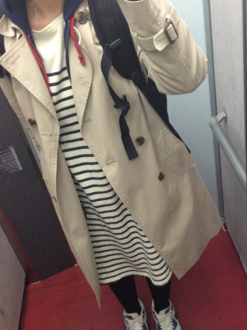 「UNIQLO、無印良品、ユニクロ、ボーダー、ワンピース、NIKE、ナイキ、トレンチコート、ootd、カジュアル」｜「Manhattan PortageのWashington SQ Backpack（バックパック/リュック、ブラック系）」を使った、Ayaka Taniguchiさん（レディース・161cm）の冬コーディネートの1枚目の写真