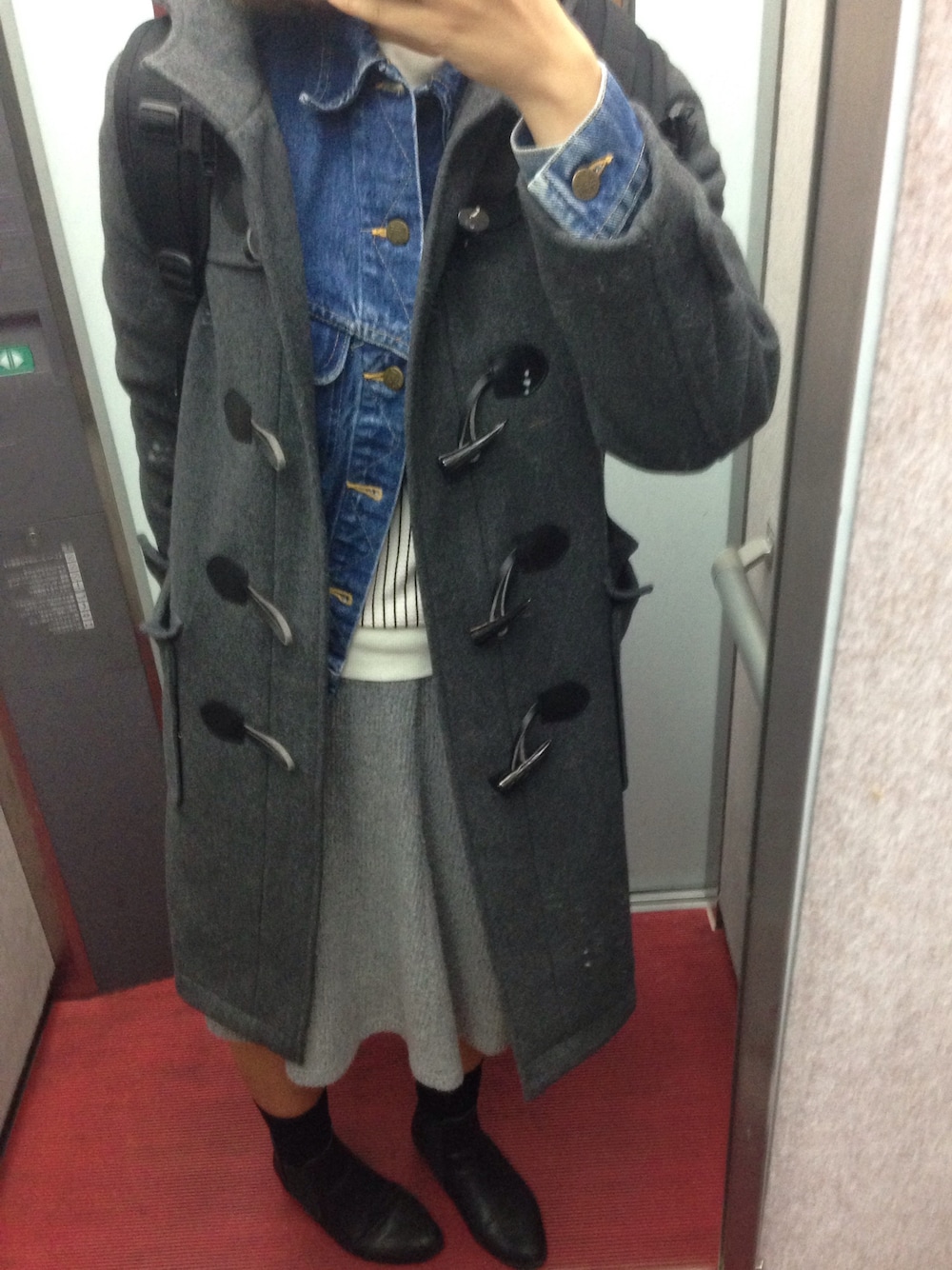 「Gジャン、デニム、ダッフルコート、KBF、ミモレ丈スカート、Manhattan Portage、マンハッタンポーテージ、リュック、ootd、古着」｜「Manhattan PortageのWashington SQ Backpack（バックパック/リュック、ブラック系）」を使った、Ayaka Taniguchiさん（レディース・161cm）の冬コーディネートの1枚目の写真
