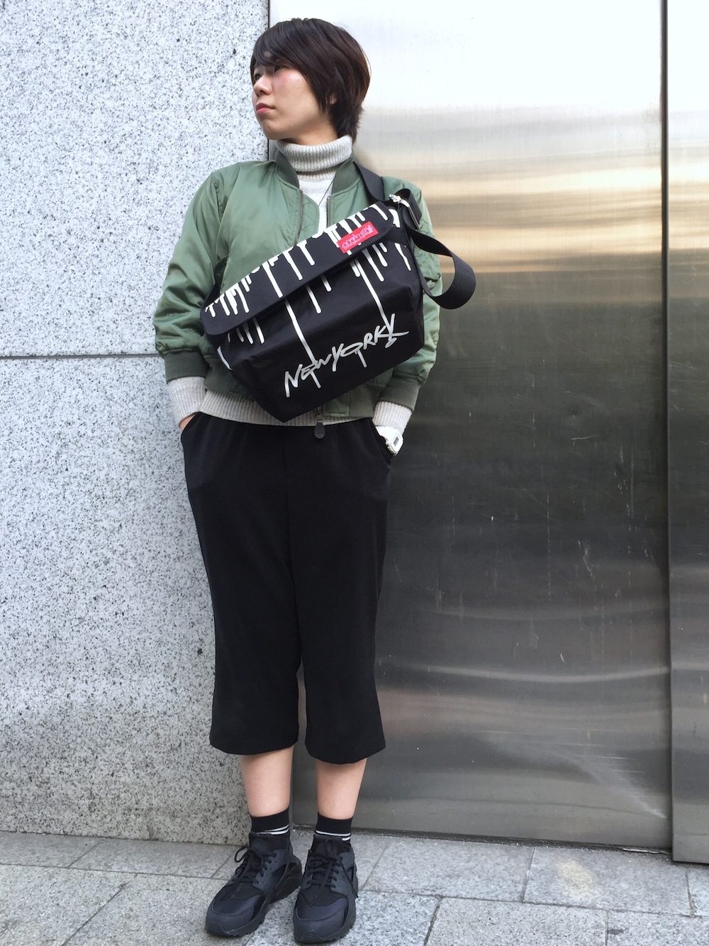 「MA-1、Manhattan Portage、マンハッタンポーテージ、ootd、outfit、street、古着、秋のコーデ、UNIQLO、vintage」｜「Manhattan Portageのアイテム（メッセンジャーバッグ、ブラック系）」を使った、Ayaka Taniguchiさん（レディース・161cm）の秋コーディネートの1枚目の写真