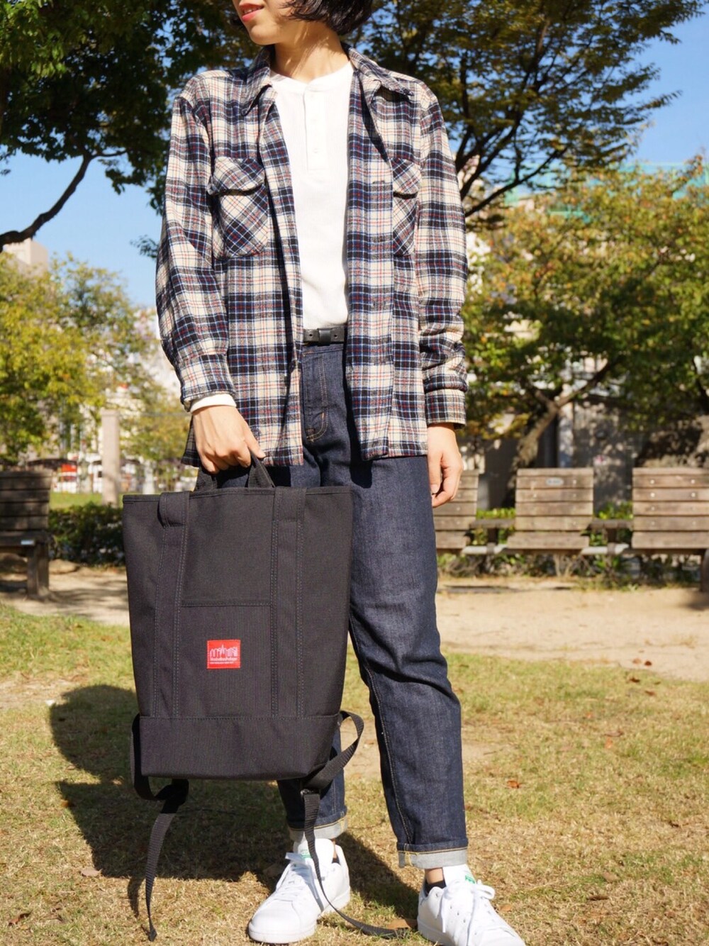 「Manhattan Portage、秋のコーデ、チェックシャツ、UNIQLO、カジュアル、スタンスミス、無印良品、BEAMS BOY、バックパック、デニム」｜「Manhattan PortageのRiverside Backpack -リバーサイド バックパック-（バックパック/リュック、ブラック系）」を使った、Ayaka Taniguchiさん（レディース・161cm）の秋コーディネートの1枚目の写真