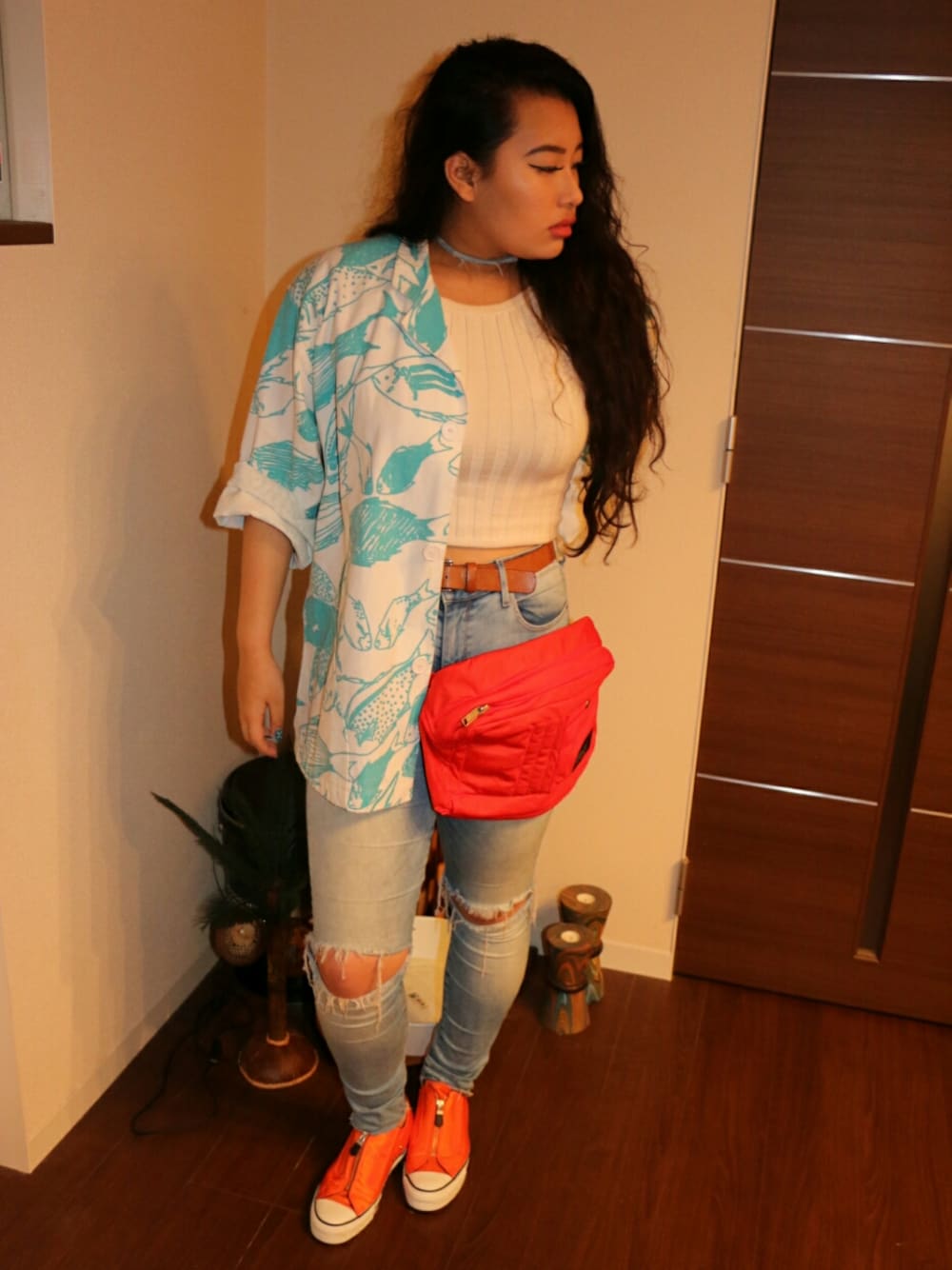 オレンジ系のボディバッグ/ウエストポーチ、オレンジ系のボディバッグ/ウエストポーチ、オレンジ系のスニーカーを着用したレディースの夏コーディネートの1枚目の写真